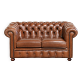 Canapé Chesterfield 2 places très spacieux en cuir de vache au style anglais.