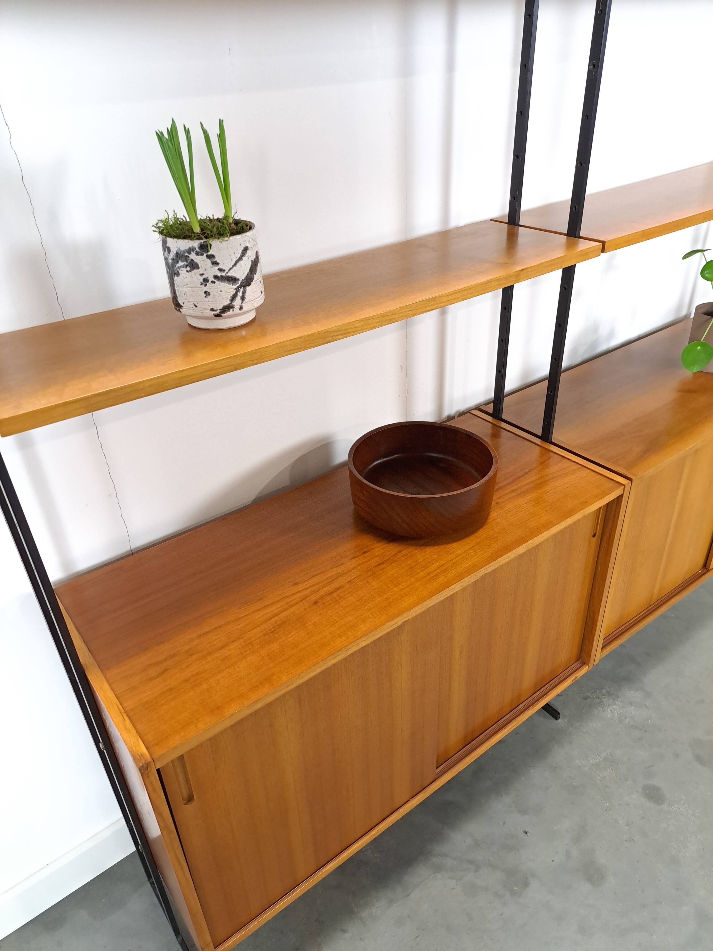 Modulair Omnia wandsysteem, Hilker, teak en zwart staal met legplanken