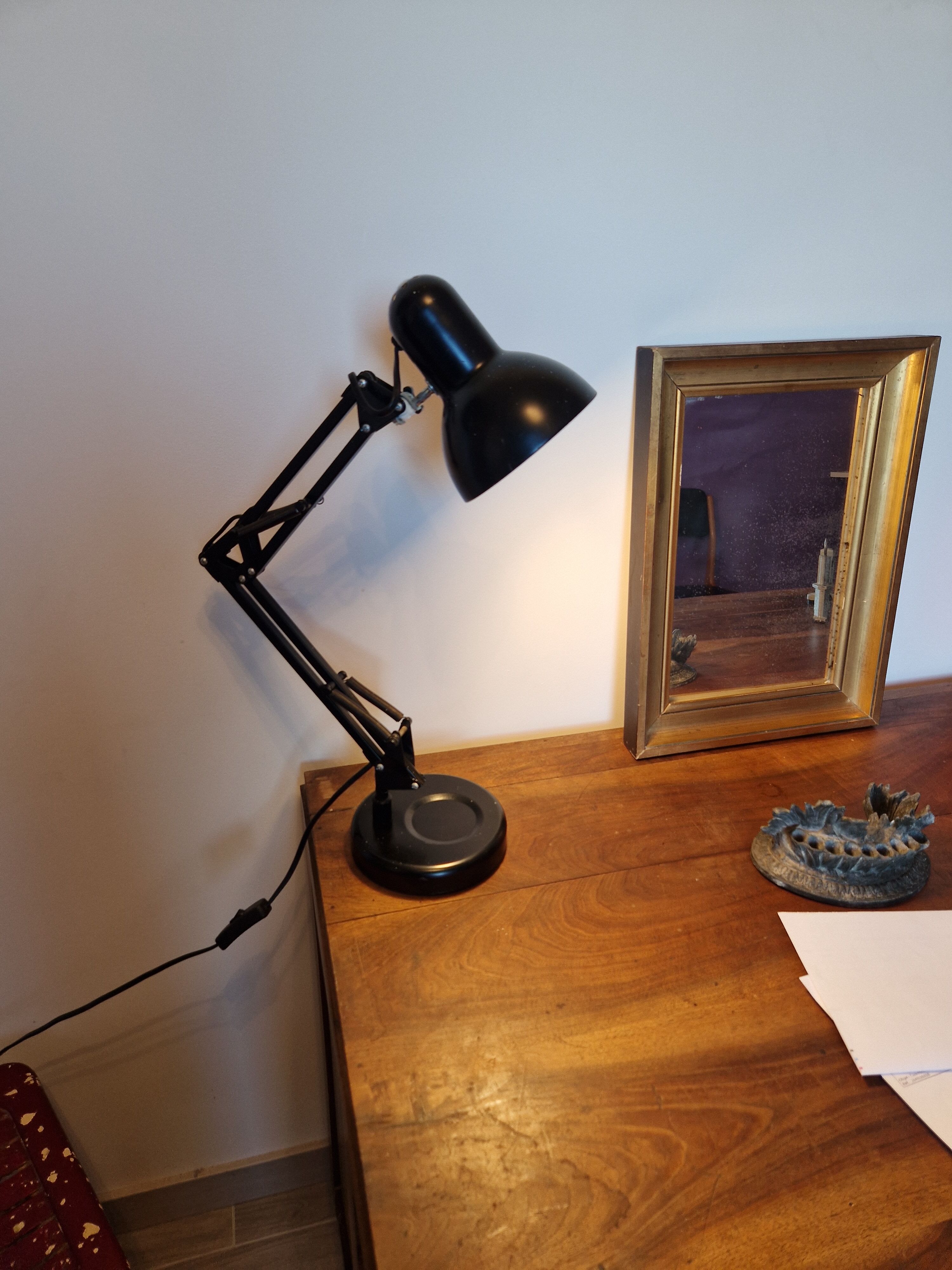 Black vintage articulated desk lamp