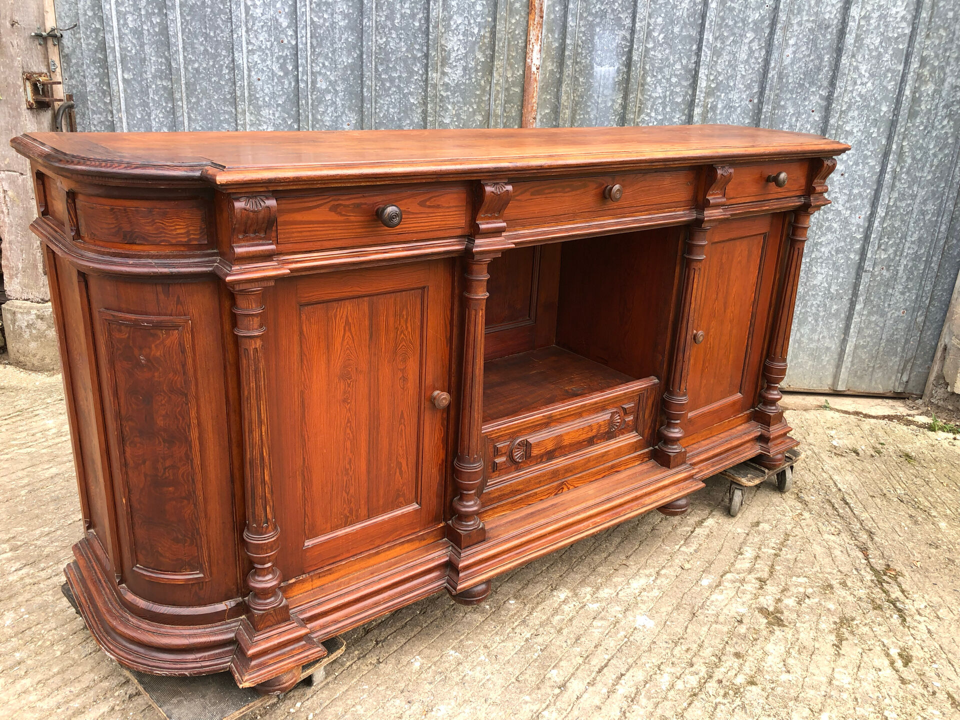 Antique sideboard with rounded edges in pitch pine from the late 19th century.