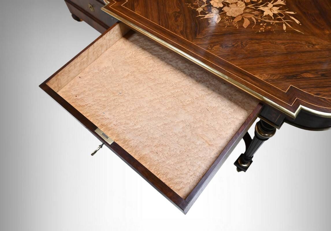 Middle table in rosewood veneer, Napoléon III period – 2nd half of the 19th century.