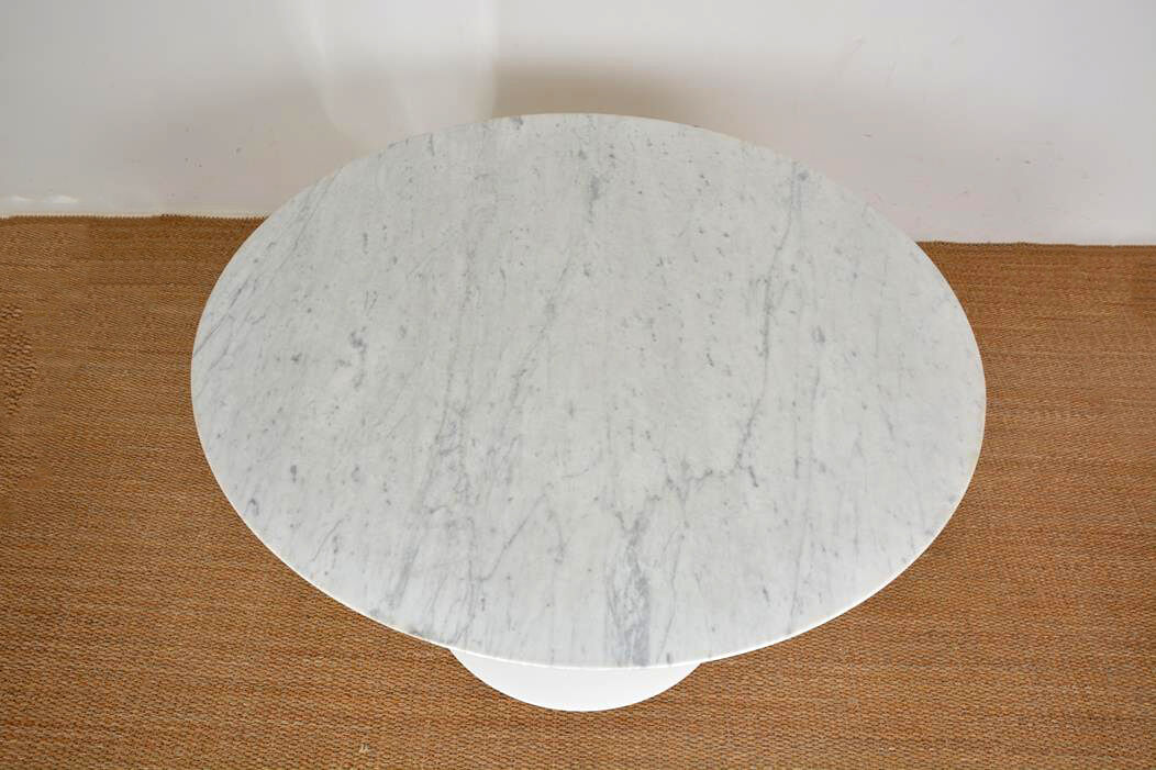 Dining table by Eero Saarinen for Knoll International dating back to the 60s