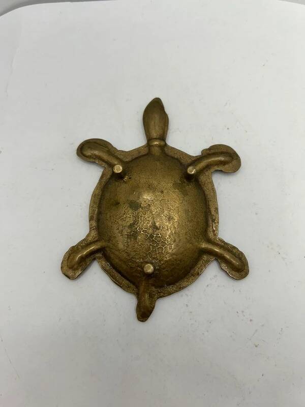 Vintage turtle ashtray in gilded brass, patinated animal-shaped catchall.