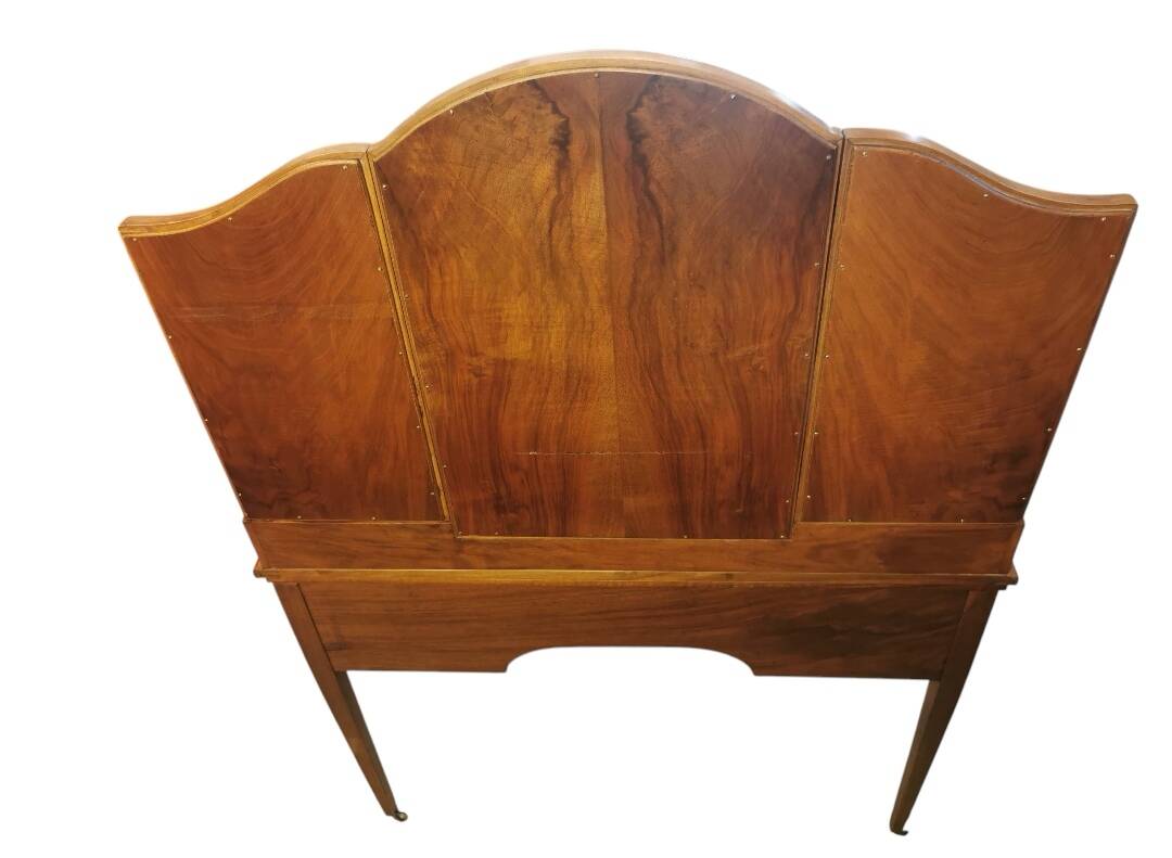 Dressing table with a triptych mirror