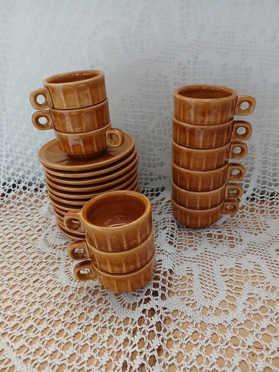 12 tasses à café anciennes avec soucoupes