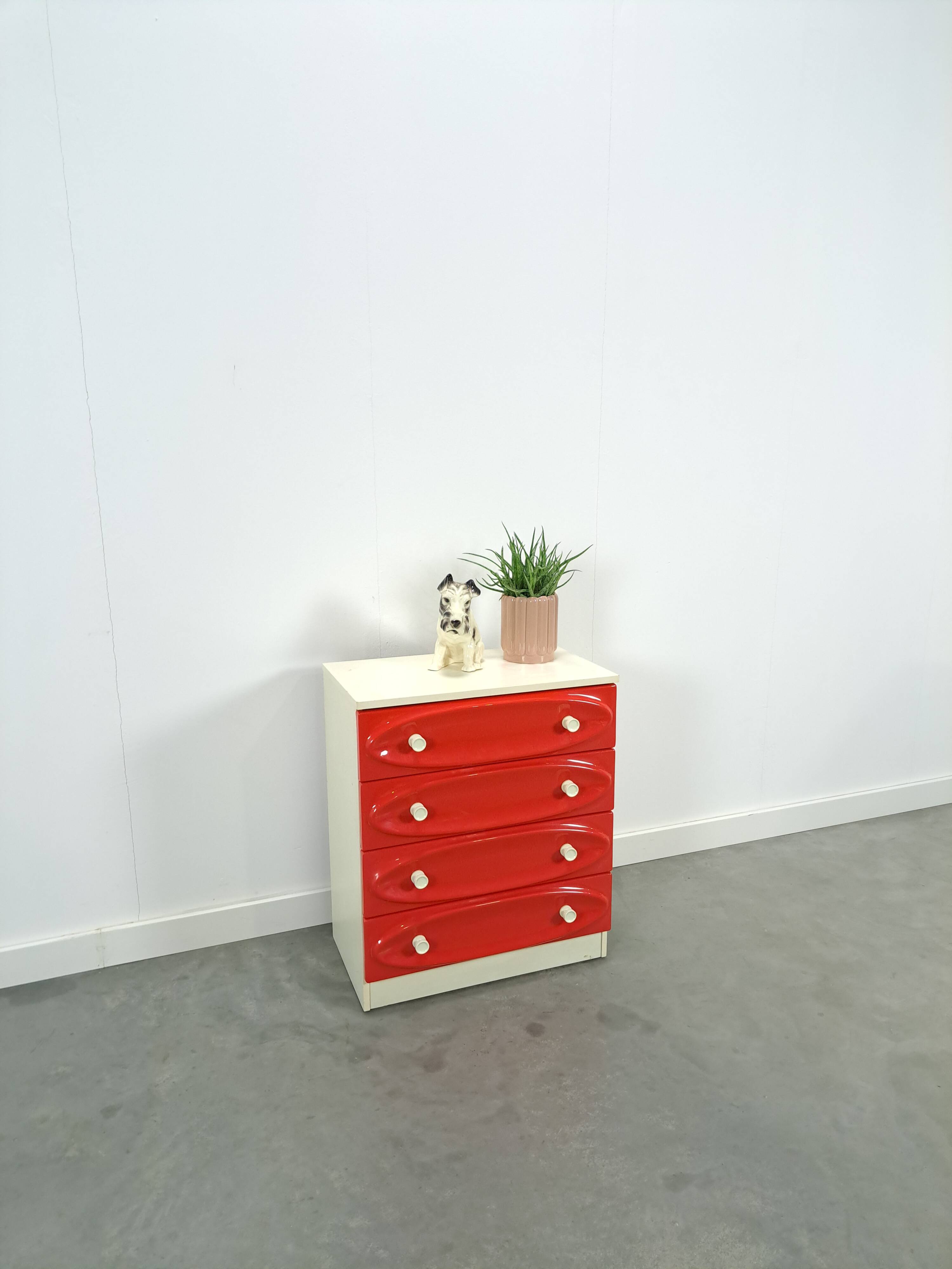 Vintage ladekast met rood roze kunststof lades 1970