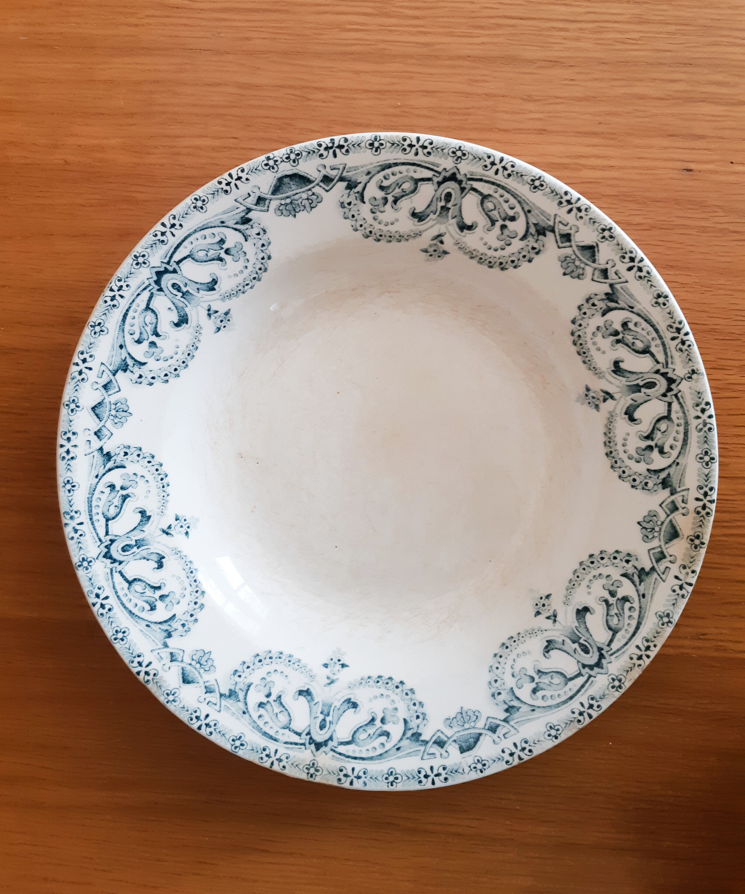 Hollow plate in faience of Saint Amand and Hamage, Iron earth, Garland model