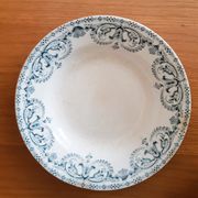 Assiette creuse en faience de Saint Amand et Hamage  , Terre de fer , modèle Guirlande