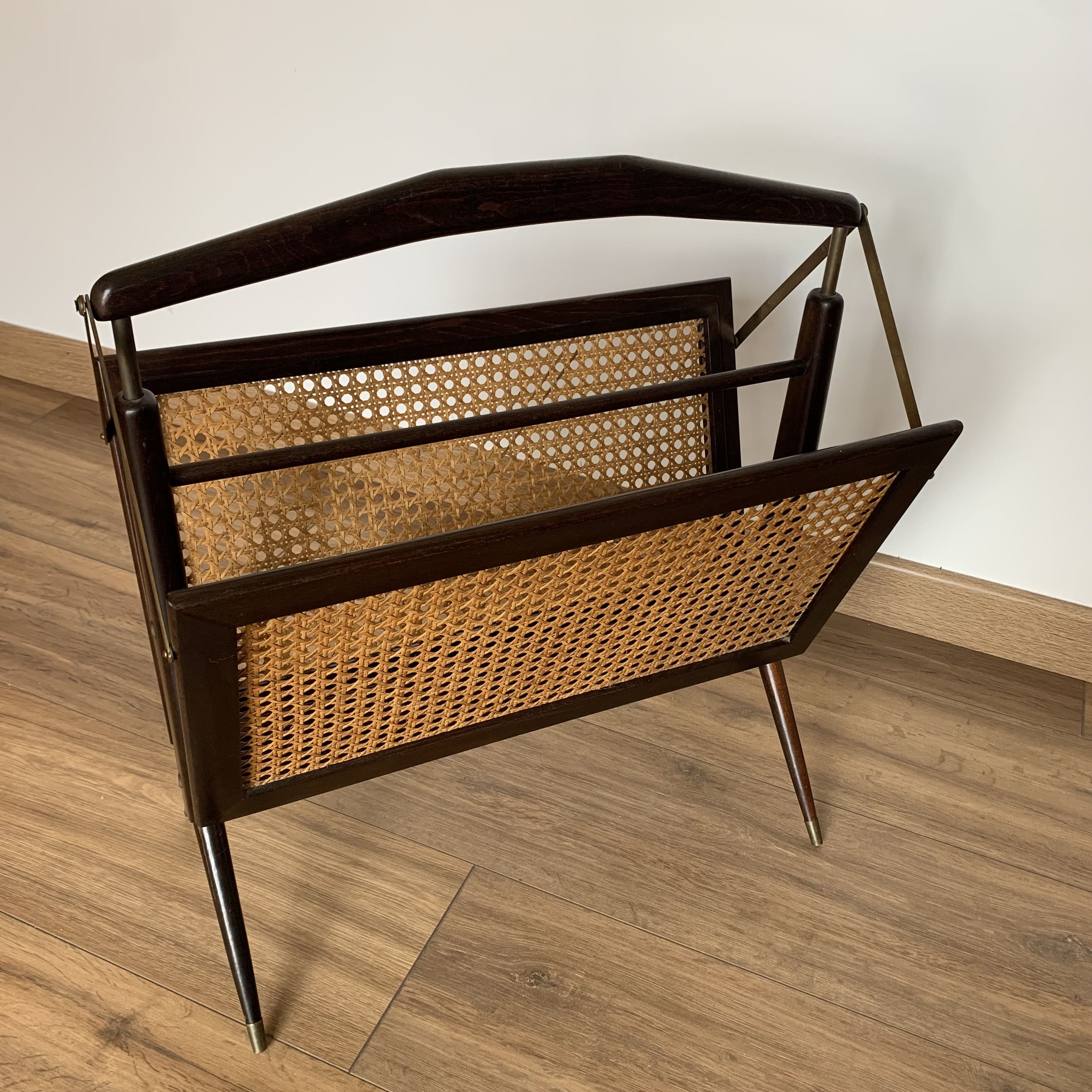 Folding magazine rack