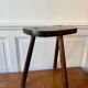 Tabouret tripode haut en bois massif