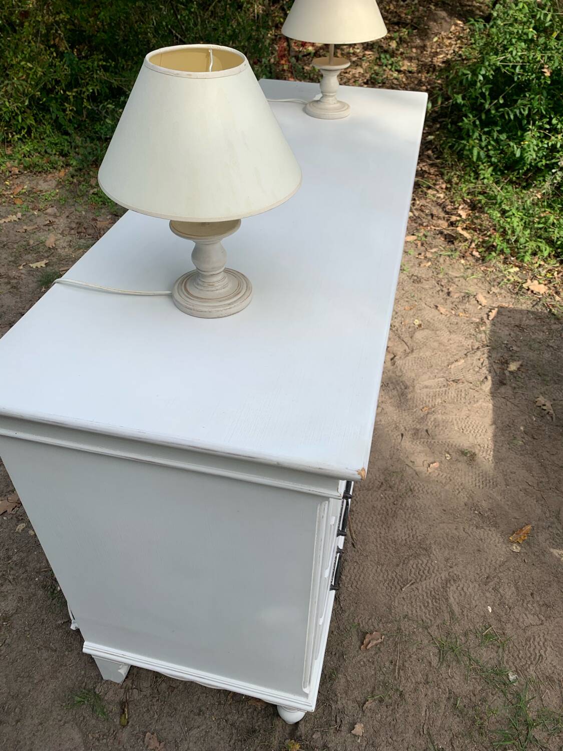 Dresser/set of drawers and its table lamps