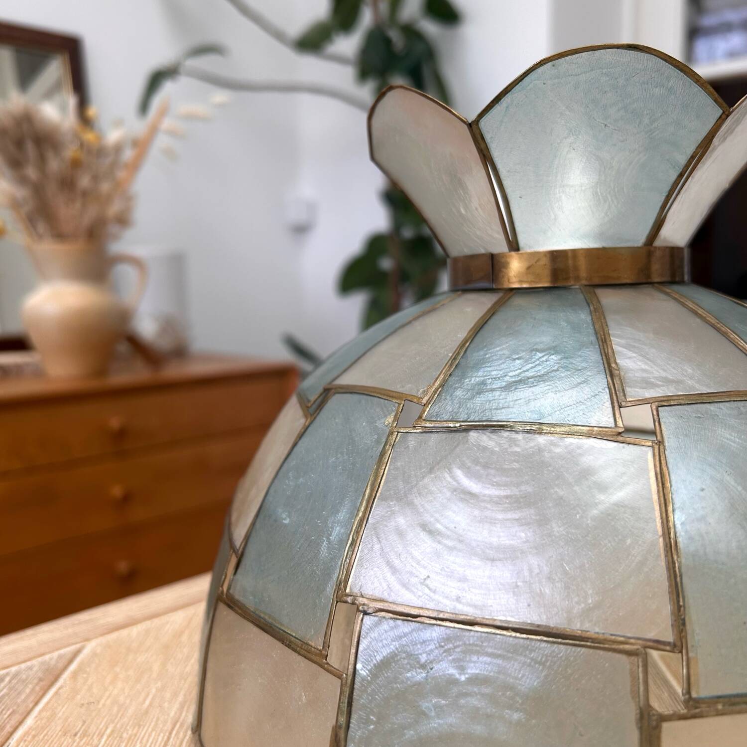 Mother-of-pearl pendant "Illusion"