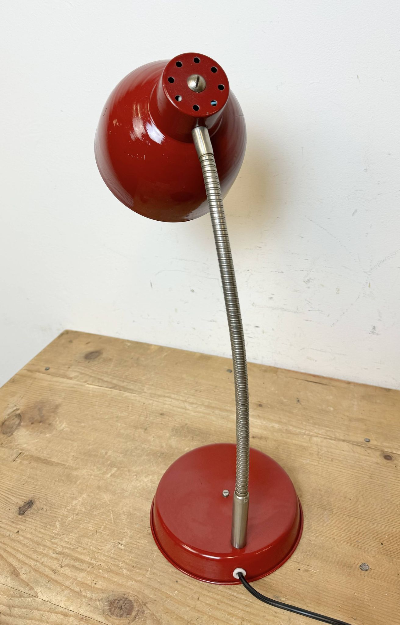 Lampe de Table Industrielle Rouge à Col de Cygne, 1960s