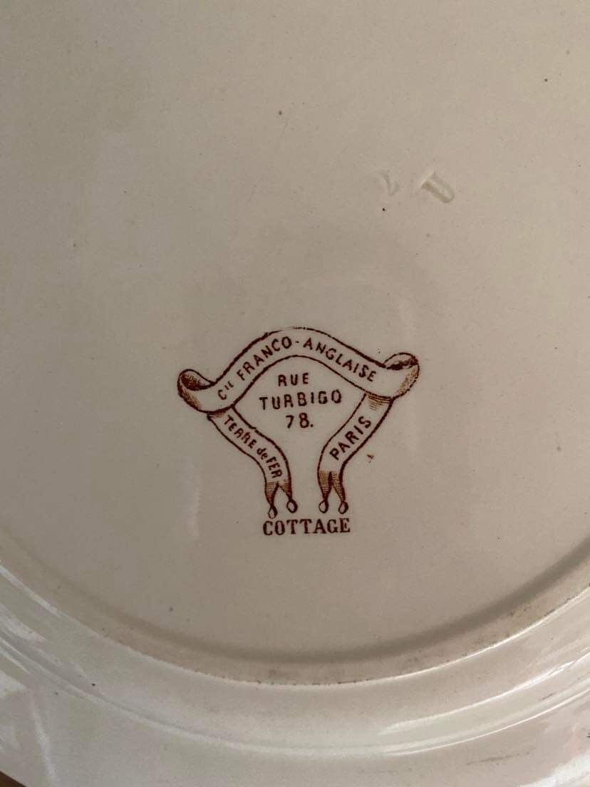 Plat rond terre de fer sépia.