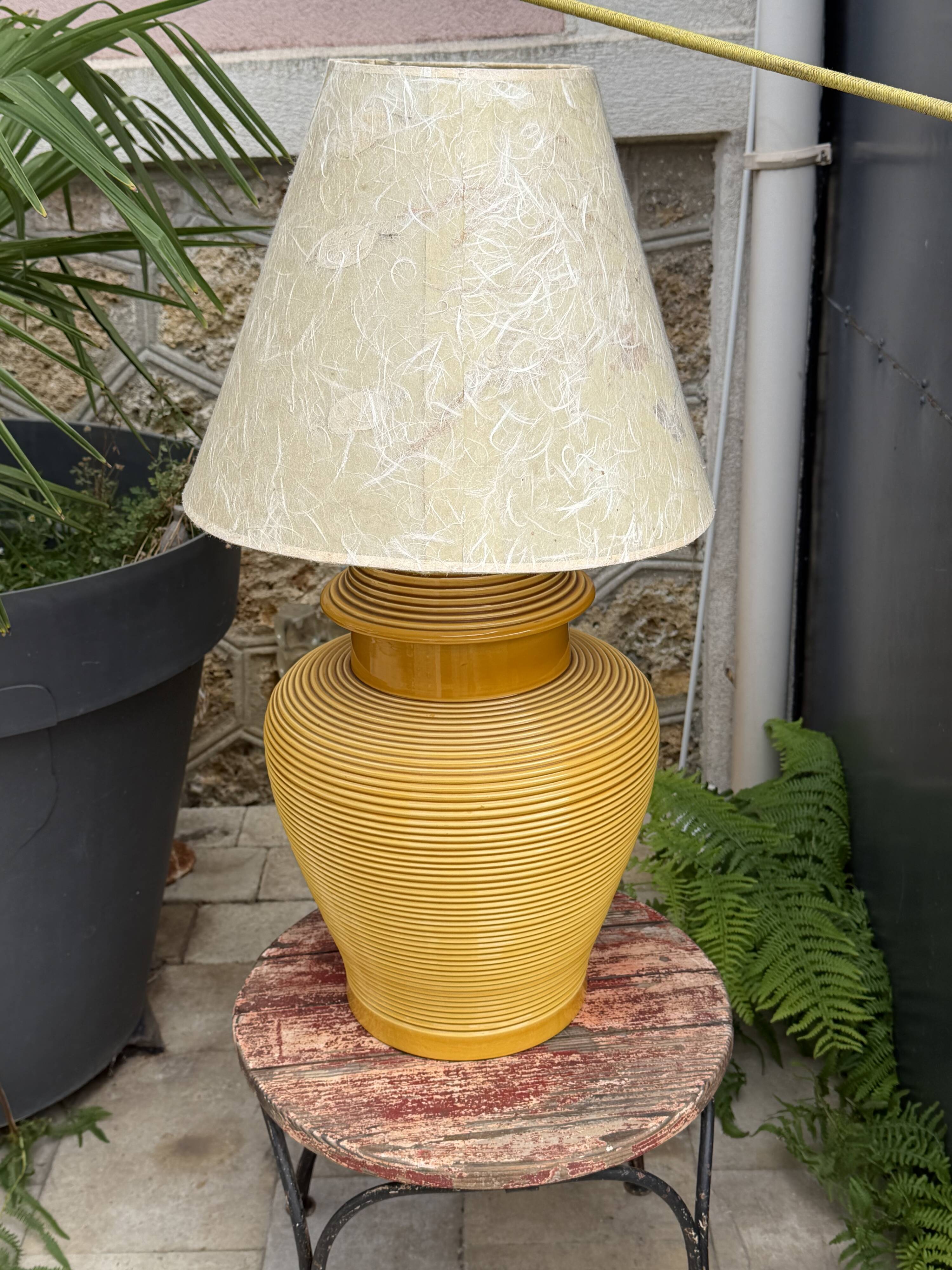 Grande lampe en céramique nervurée jaune moutarde 1970