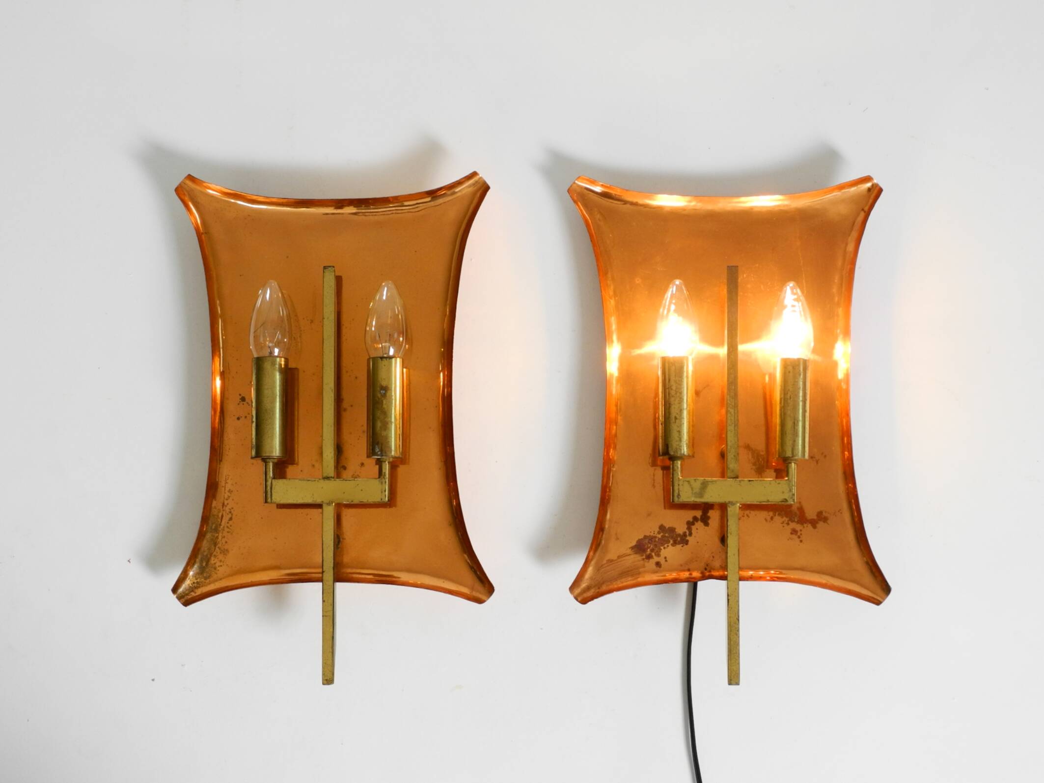 Luminaires murales d'église uniques, grandes et lourdes, de style mid-century, en cuivre et en laiton.