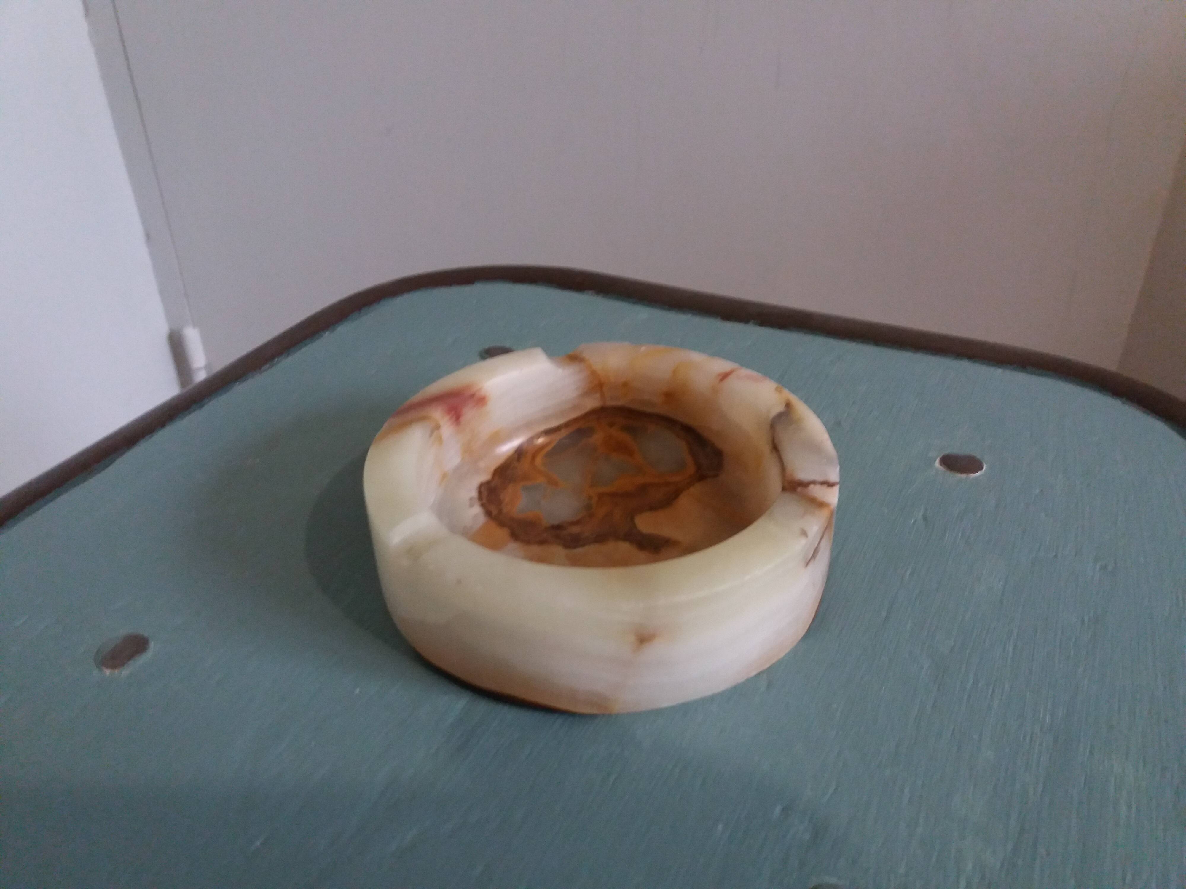 Cendrier rond en albâtre