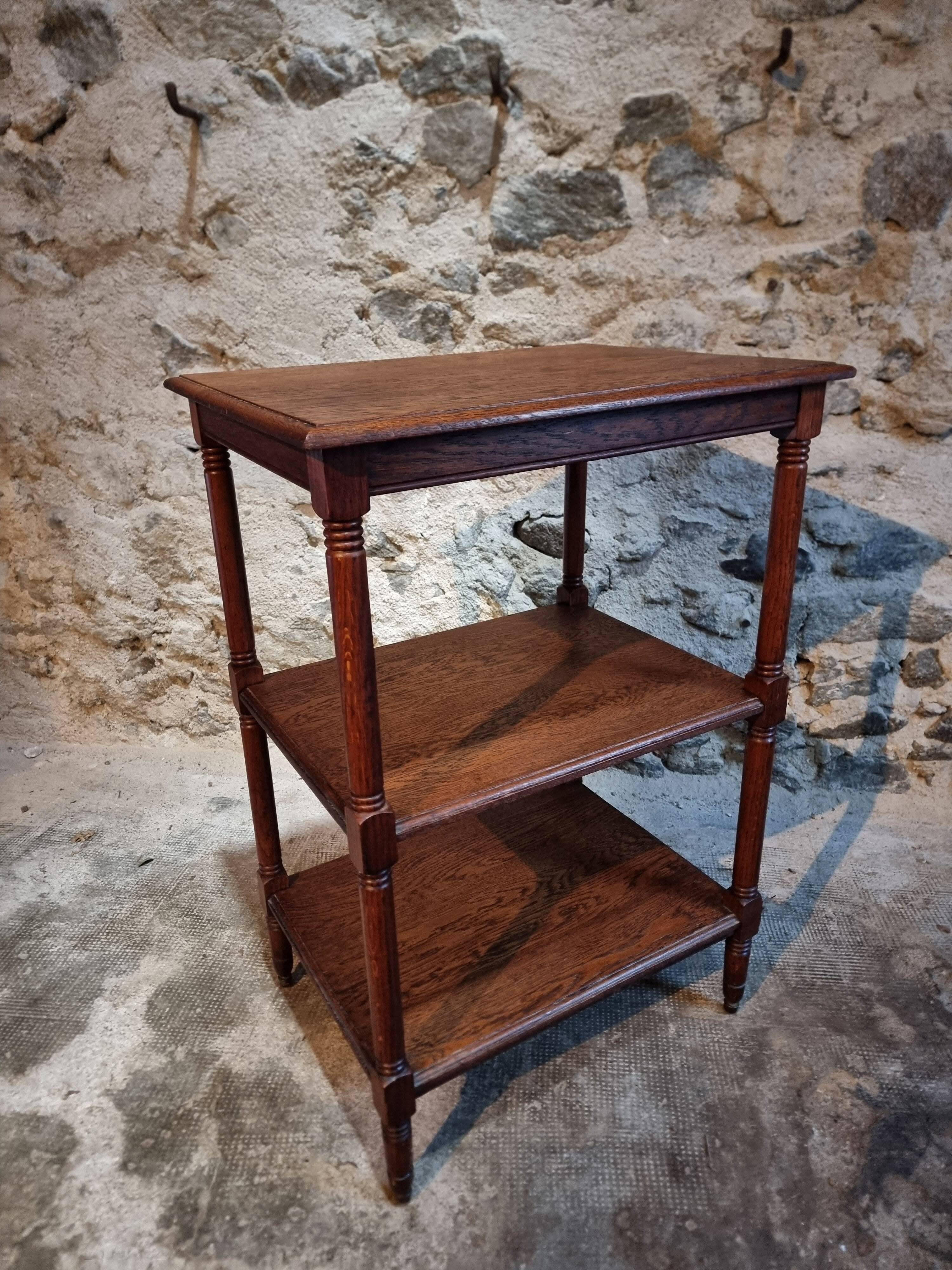 Vintage 1920s side table – Three-tiered shelf in French oak with turned legs.