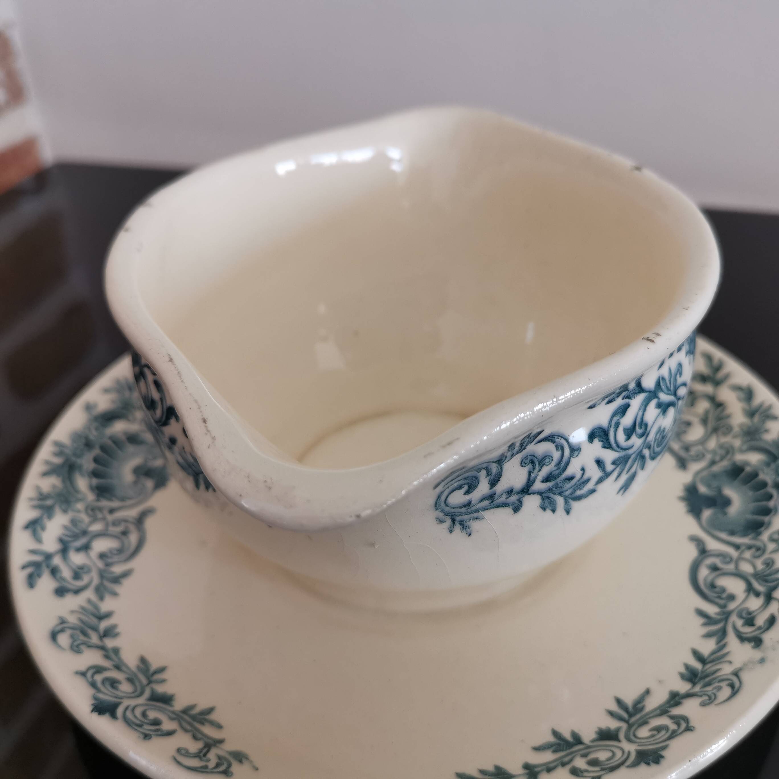 Longchamp earthenware gravy boat, Coquille decor