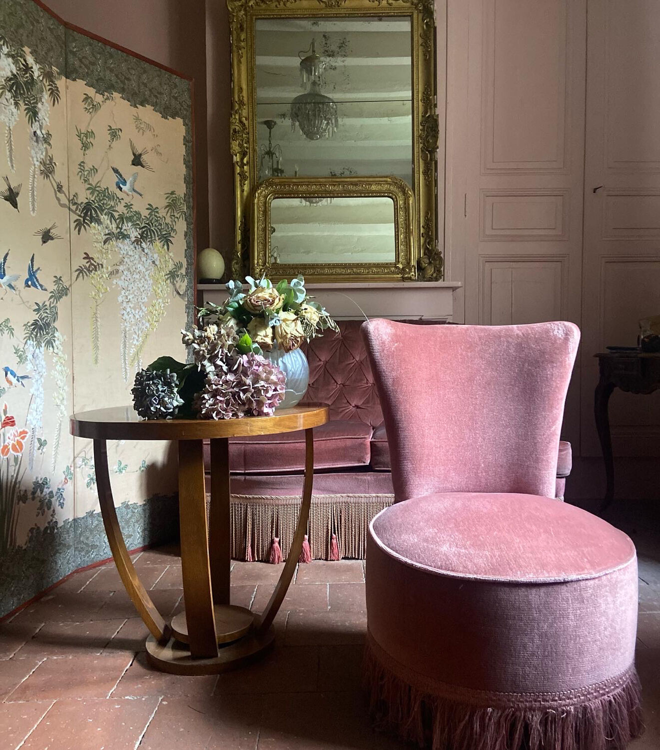 Small old toad armchair in old pink velvet
