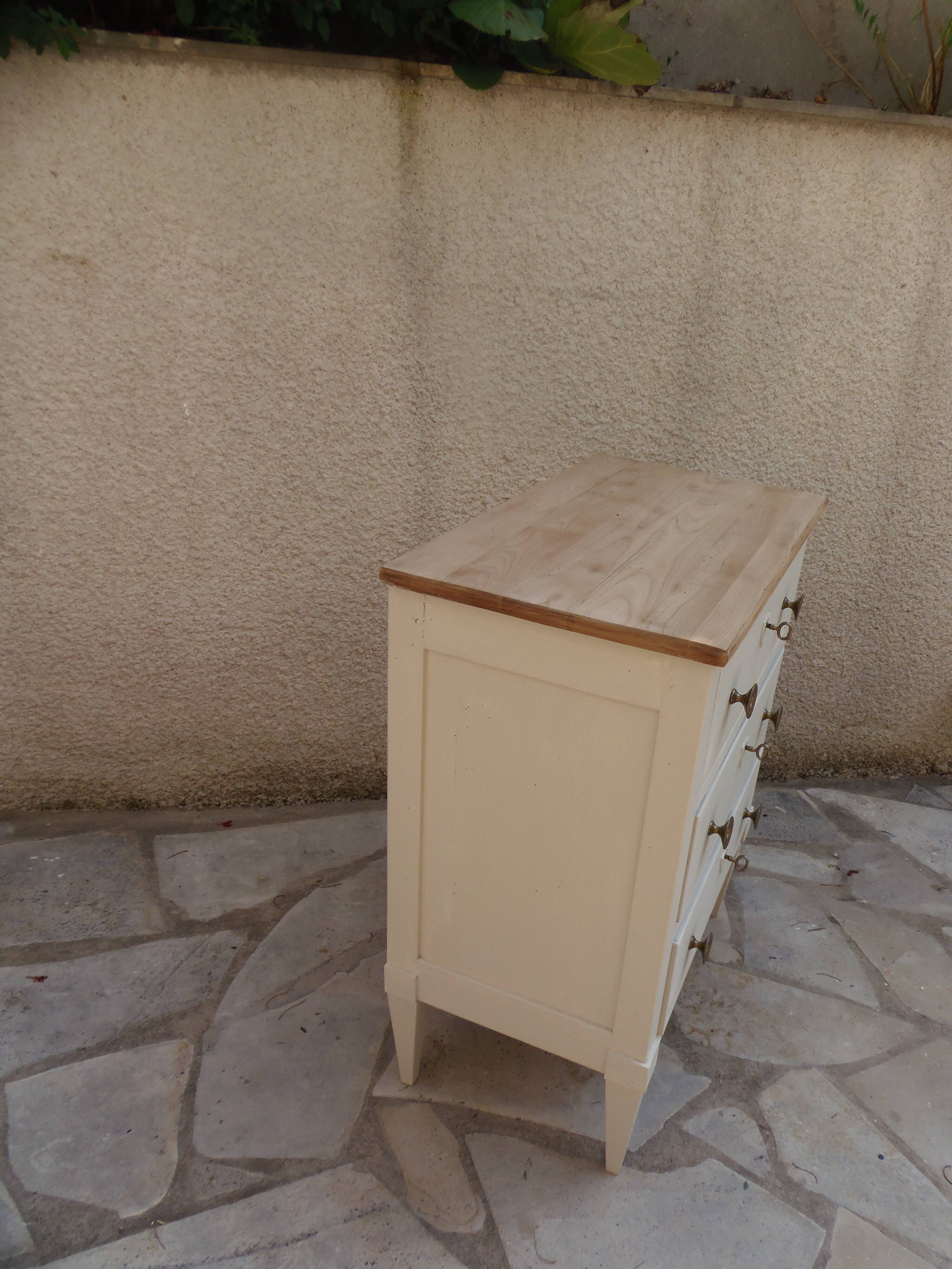 Petite commode classique sublimée en beige, plateau bois.