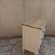 Petite commode classique sublimée en beige, plateau bois.