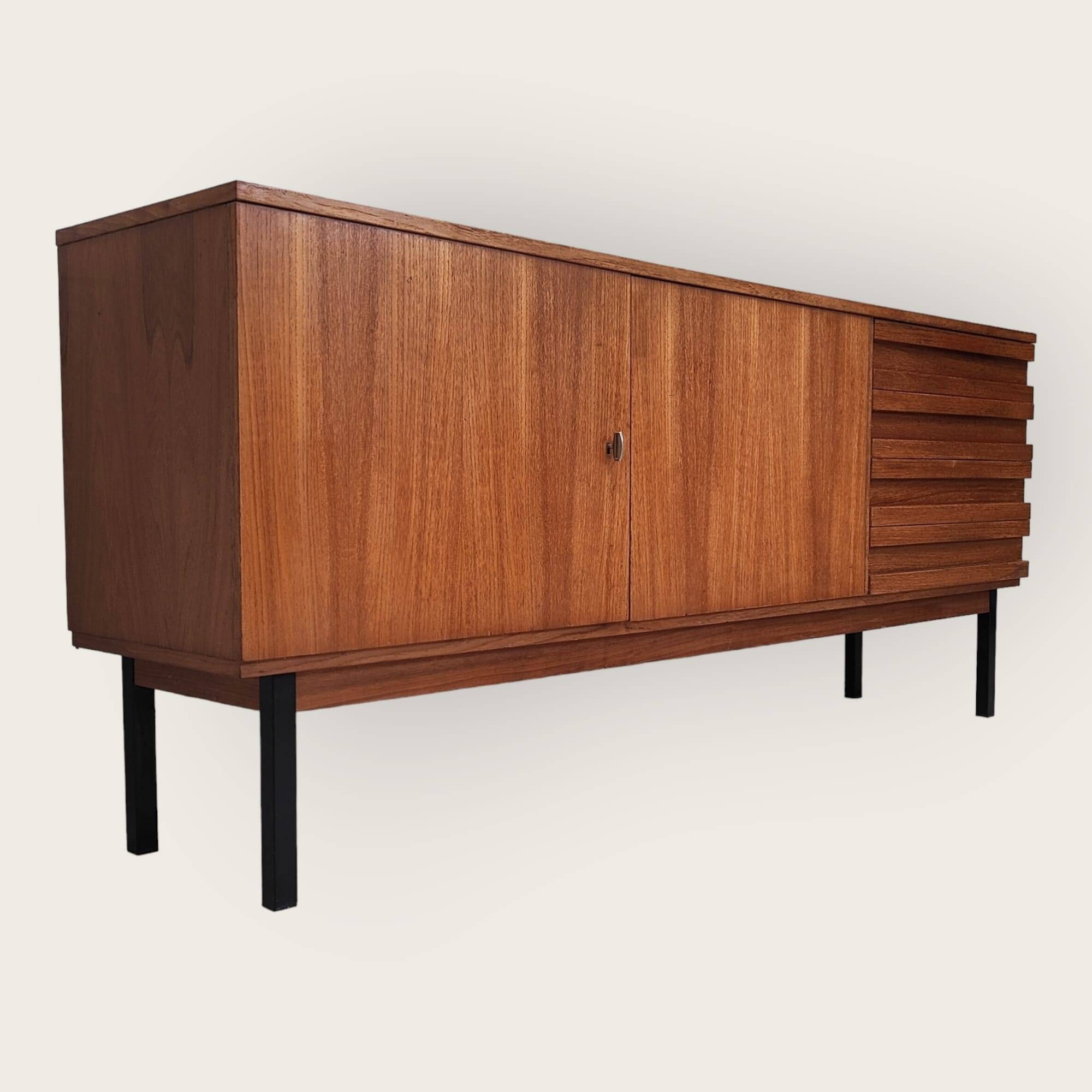 Buffet du milieu du siècle