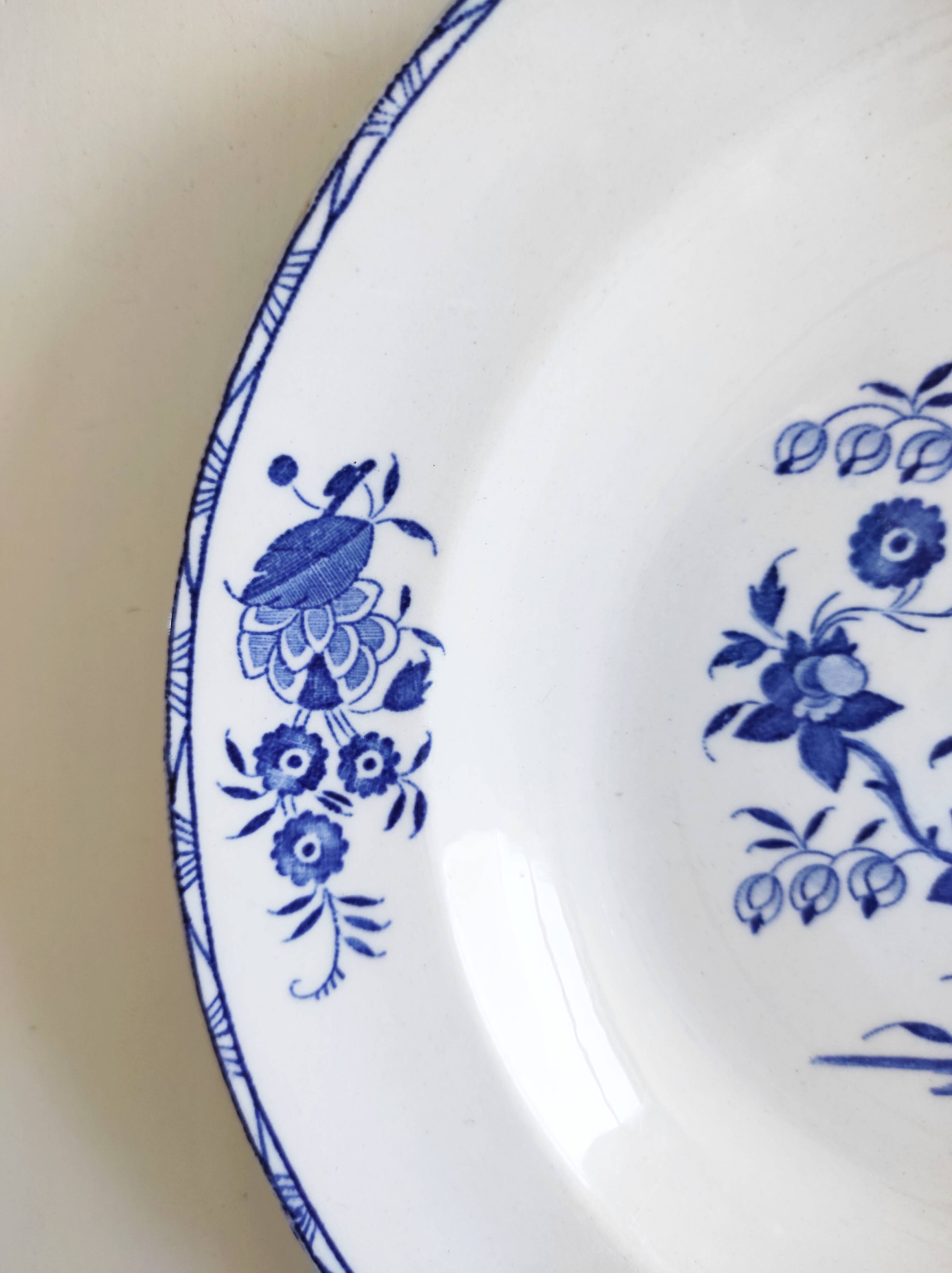 Boch Frères assiette creuse décor grand bouquet