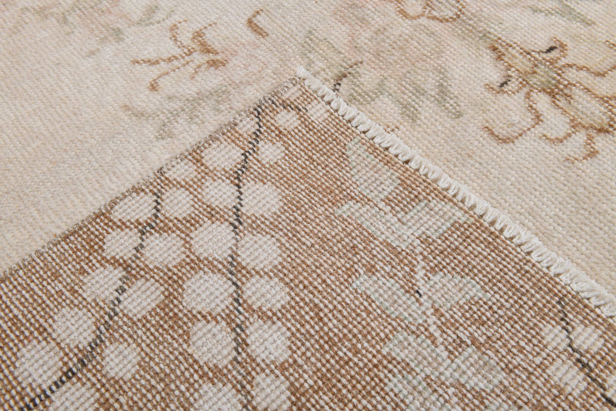 Tapis Aubusson ancien tons beiges et roses, élégant et raffiné, 209x335 Cm