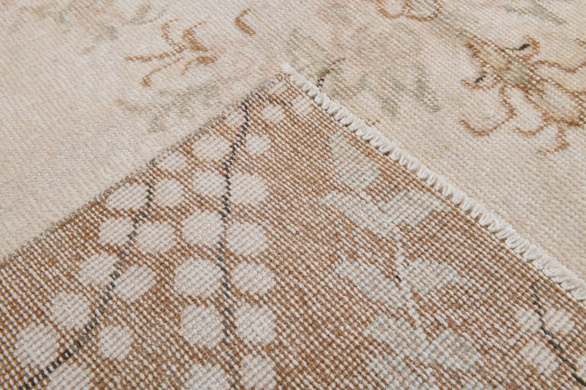 Tapis Aubusson ancien tons beiges et roses, élégant et raffiné, 209x335 Cm
