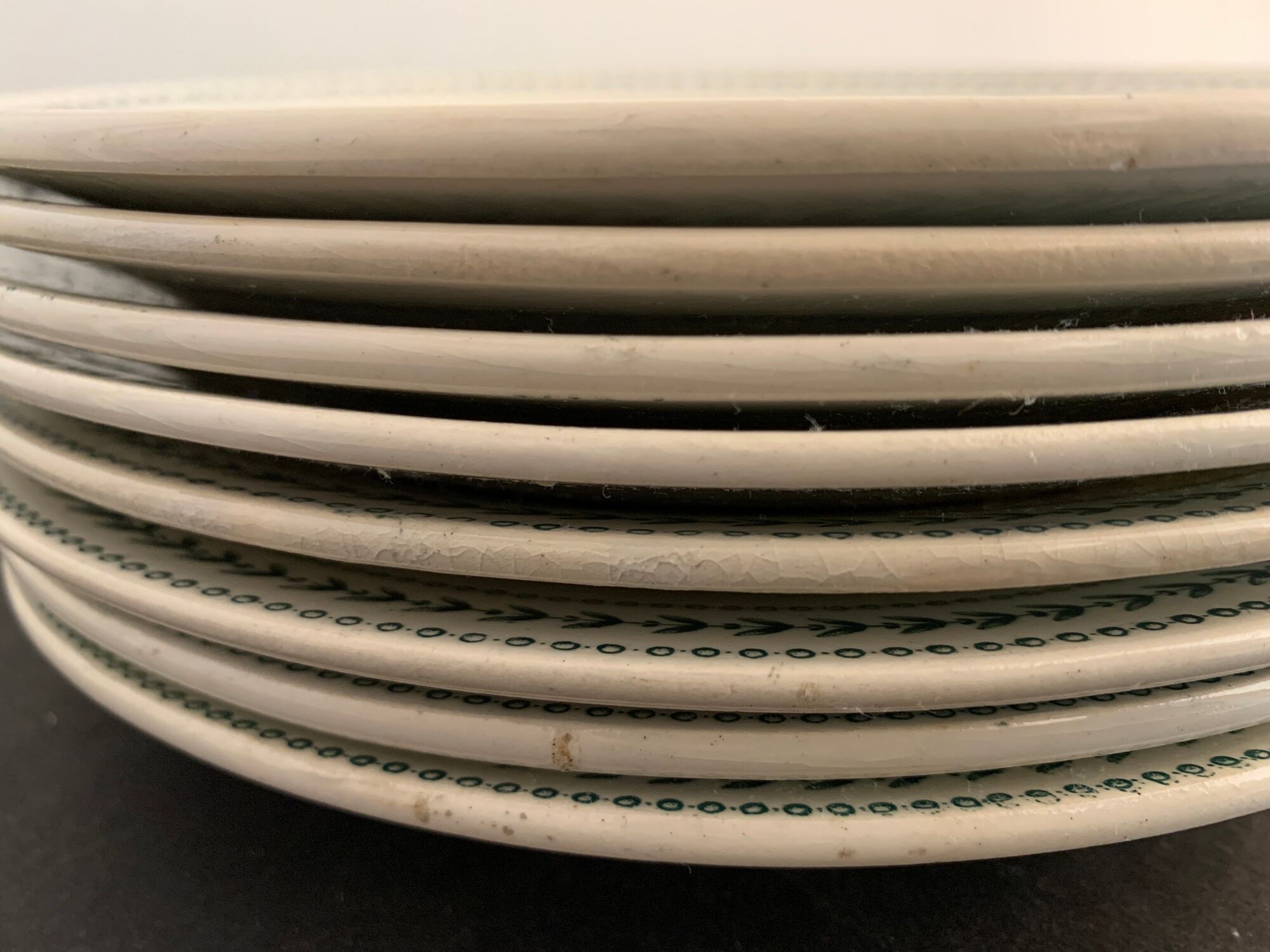 8 flat plates in opaque porcelain from Gien Terre de Fer, model Lauriers, XXth