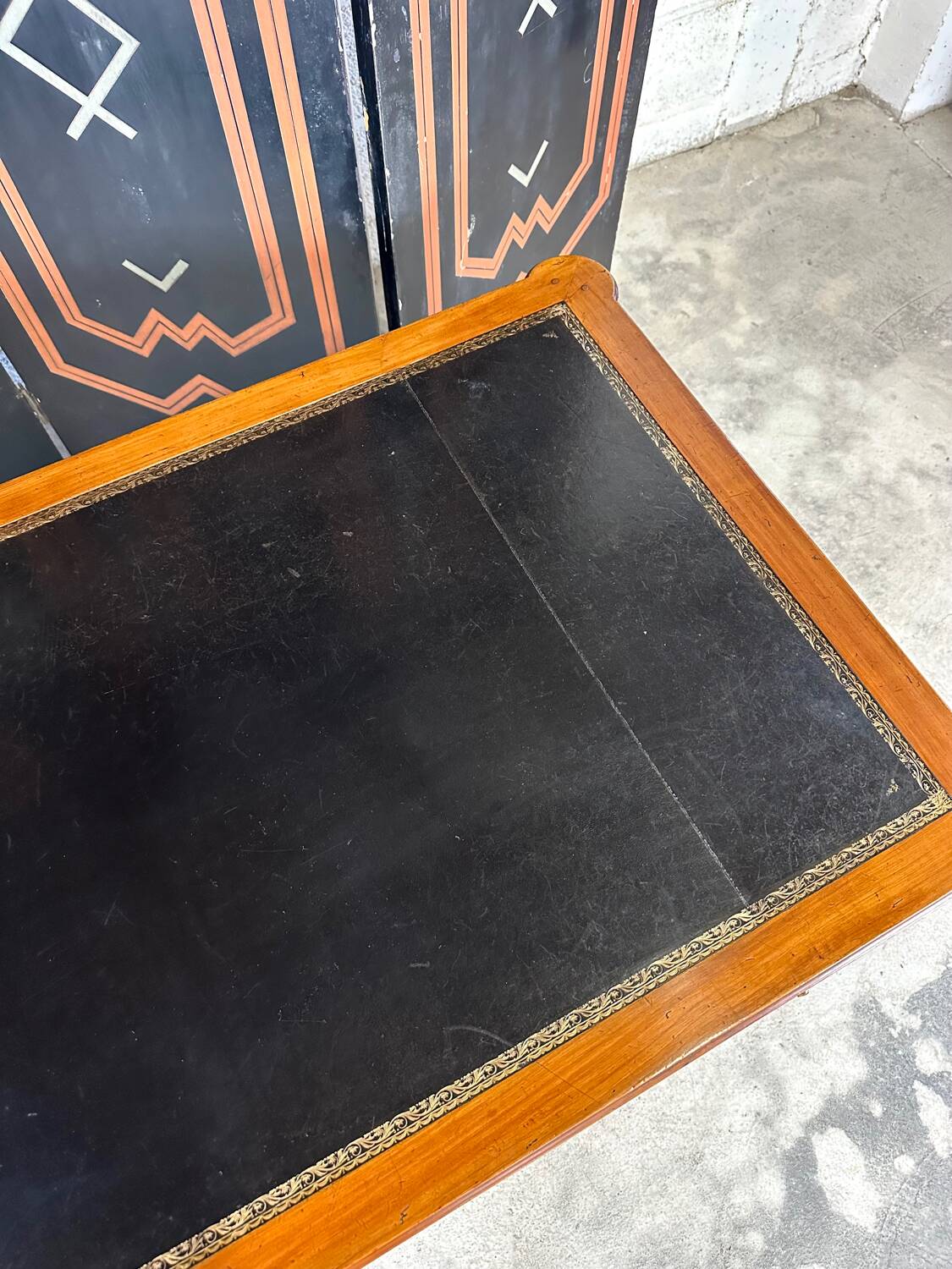 Bureau plat Louis XVI dessus cuir noir