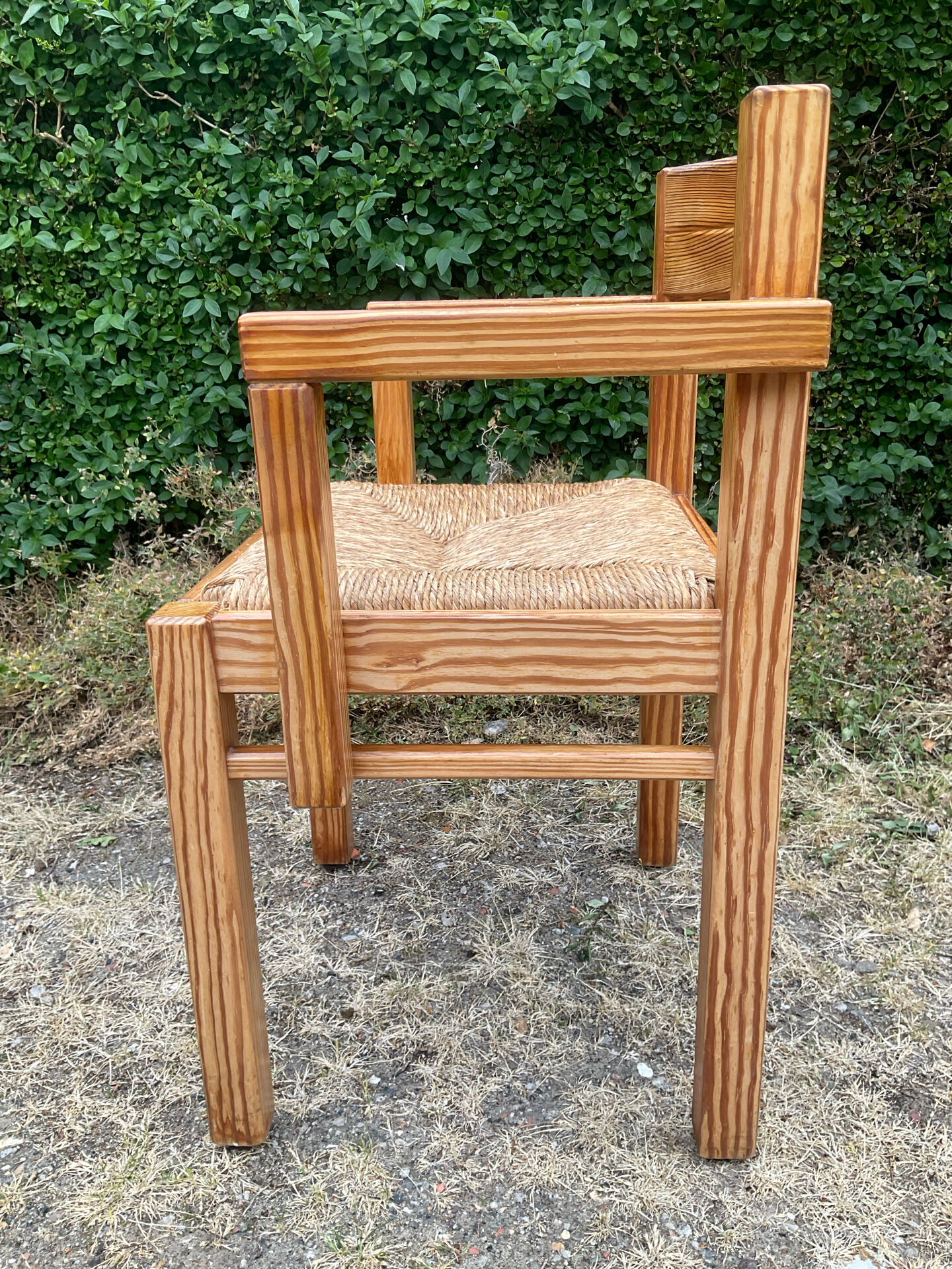 Brutalist chair in solid pine with a straw seat from the 1970s.