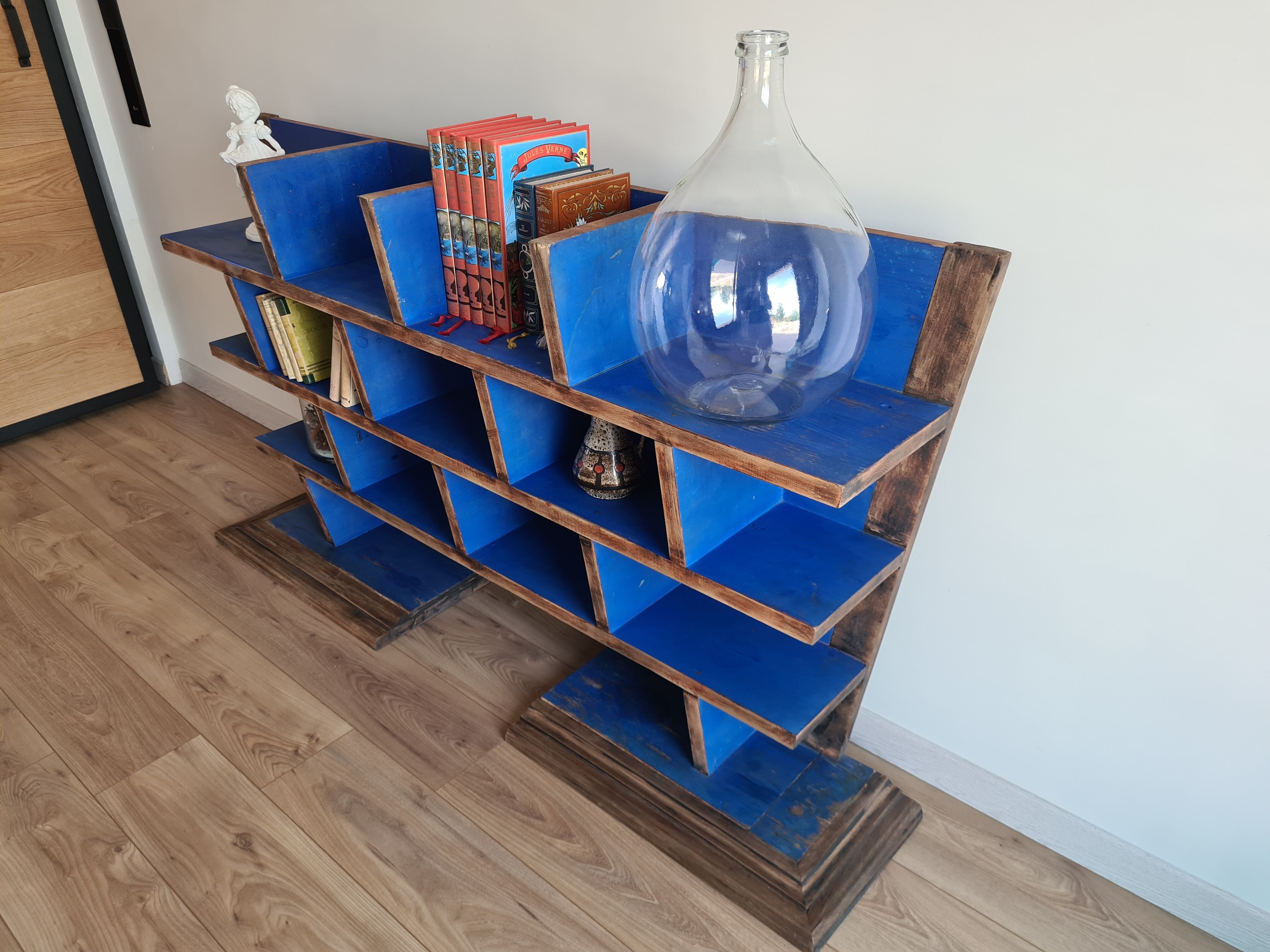 Trapezoidal shelf with solid wood art deco lockers