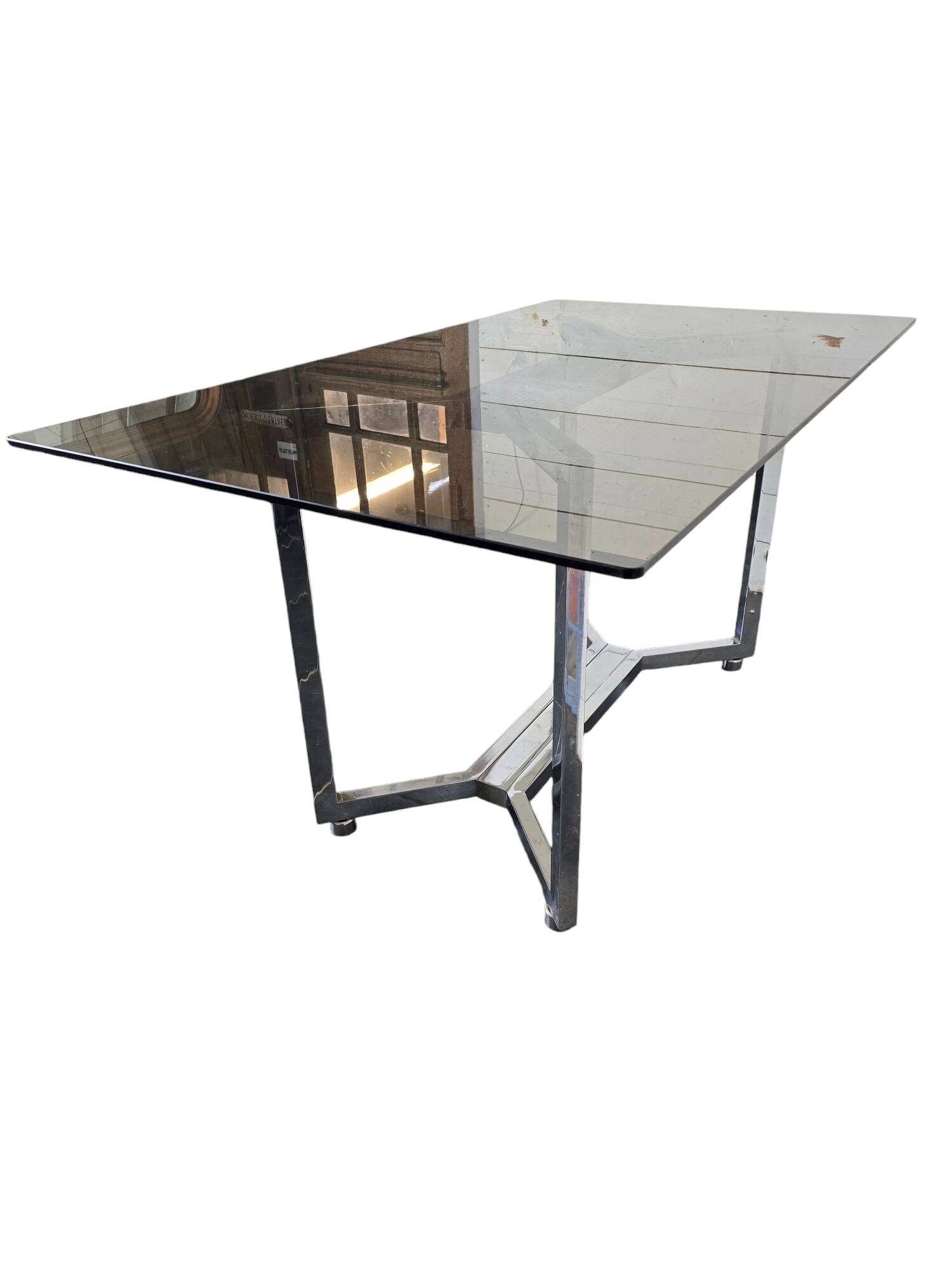 Table en métal chromé dessus verre fumé