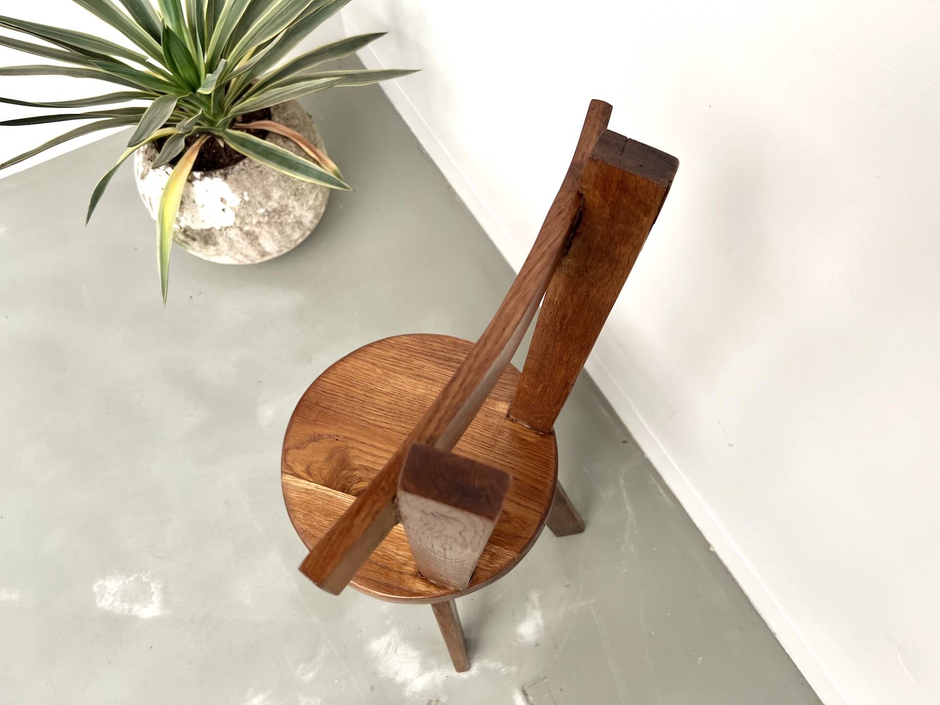 Brutalist chair in solid oak, 1900