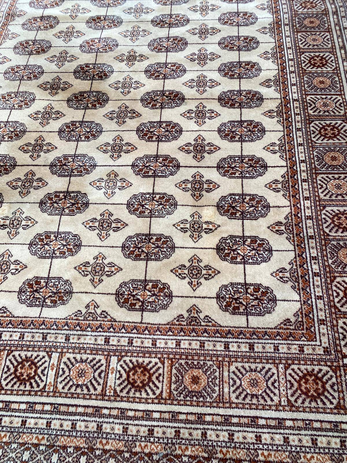 Beige Persian rug 200x300
