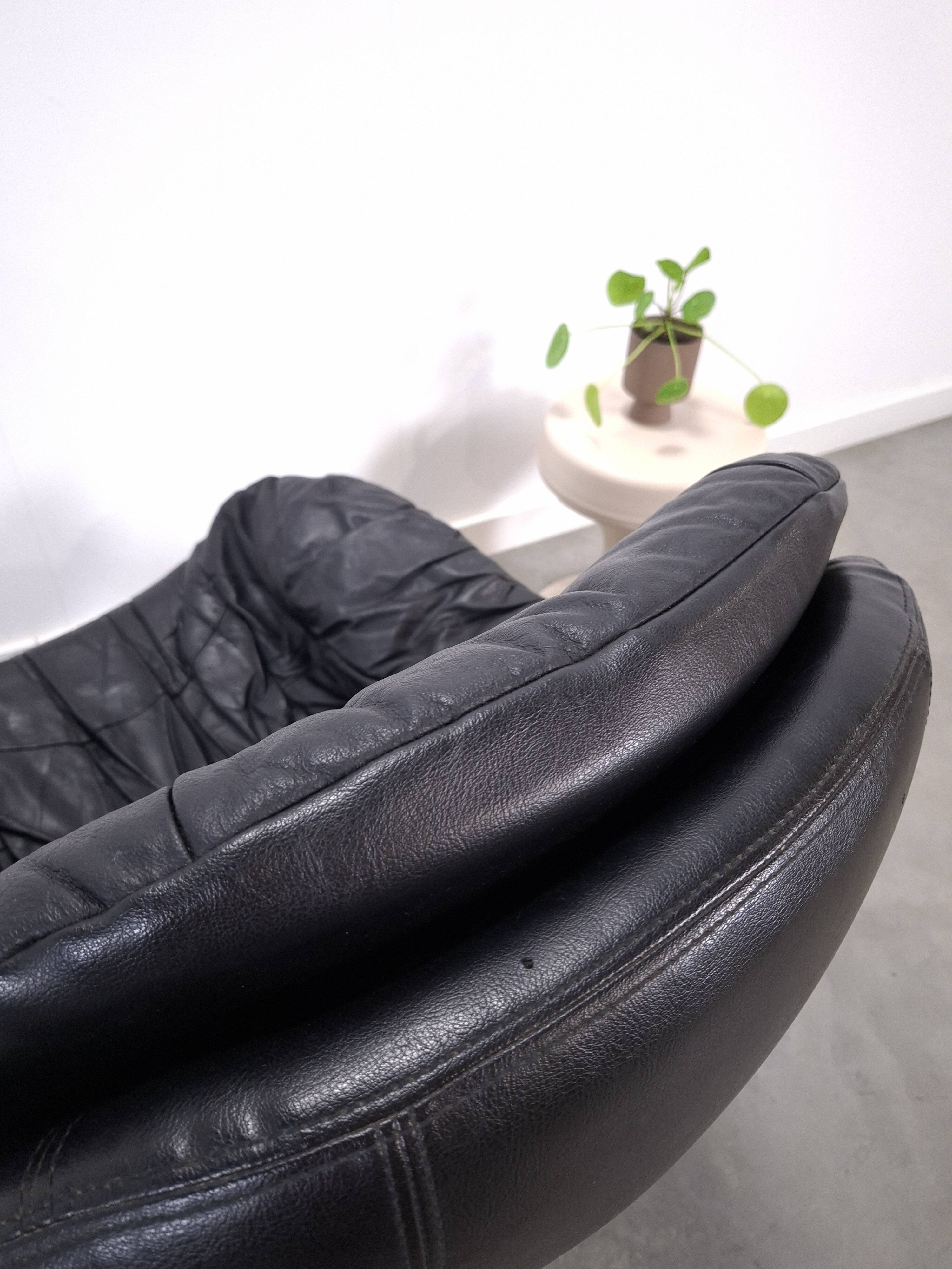 Draaibare zwart leren fauteuil H.W. Klein voor Bramin uit Denemarken