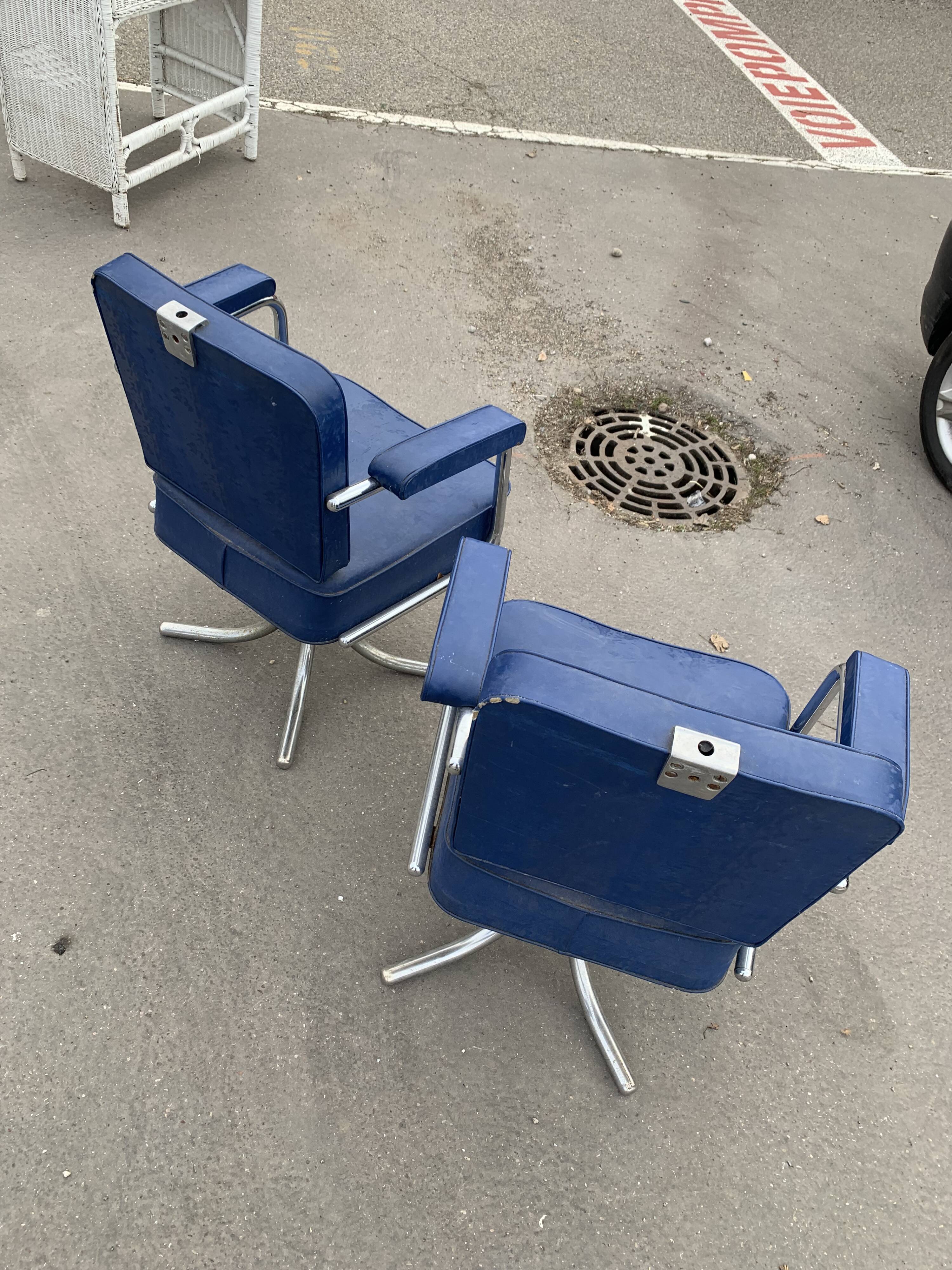 Set of 2 hairdresser's chairs