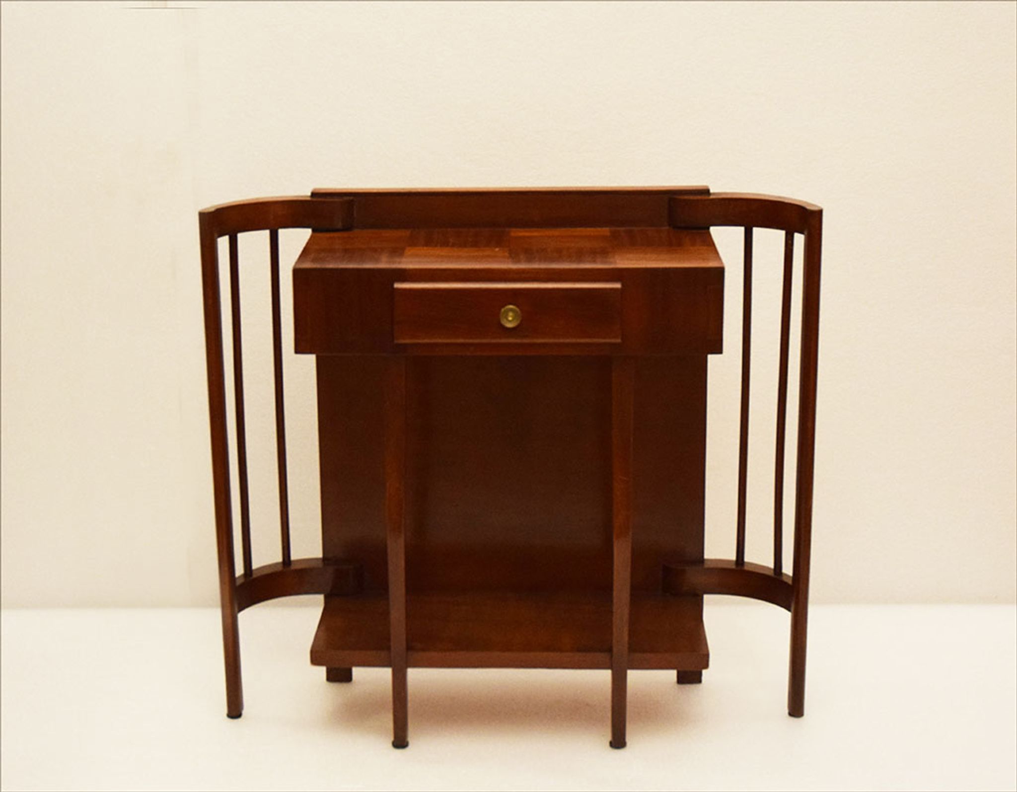 Console en bois de noyer courbé 1940