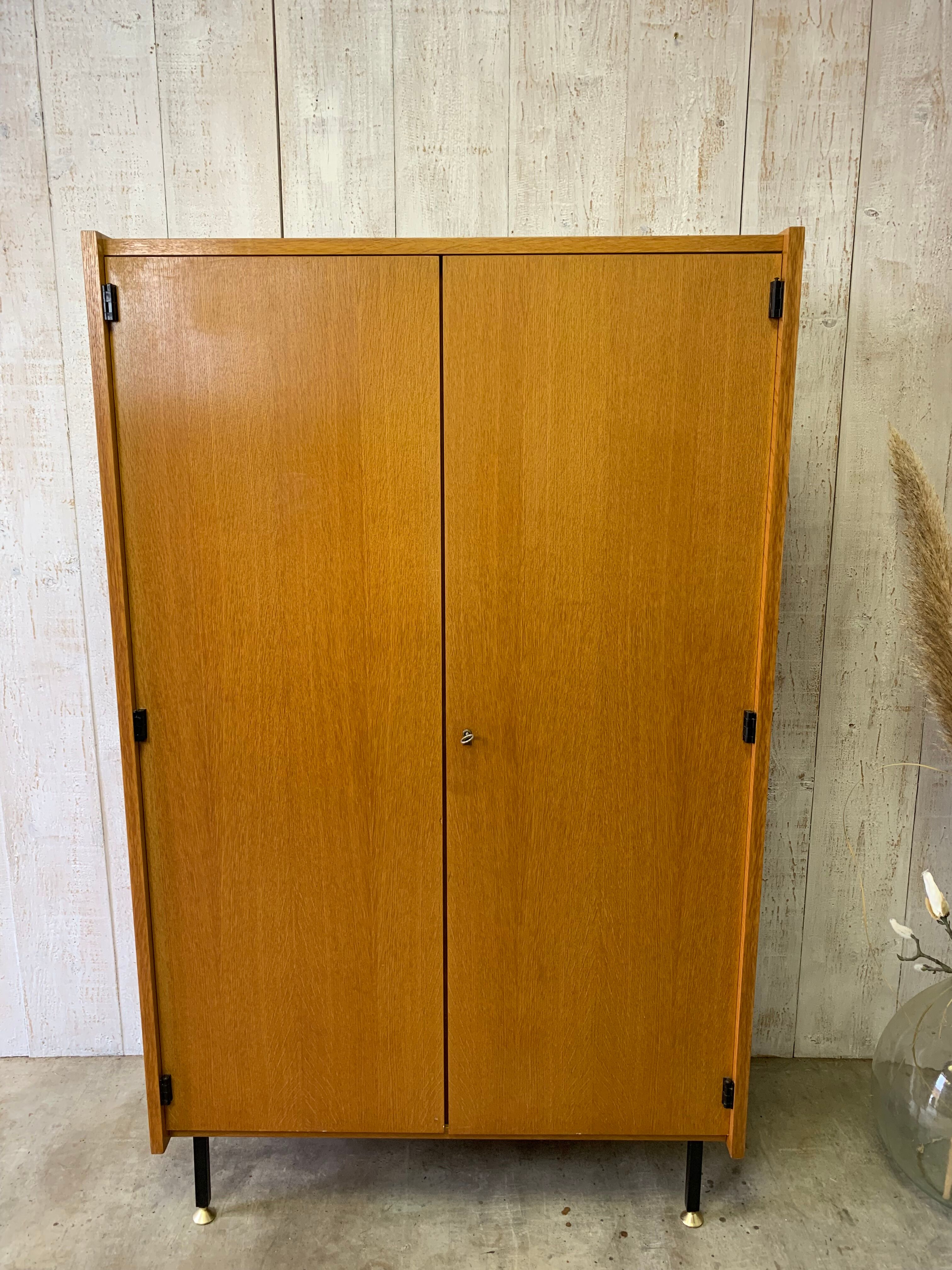 Armoire moderniste