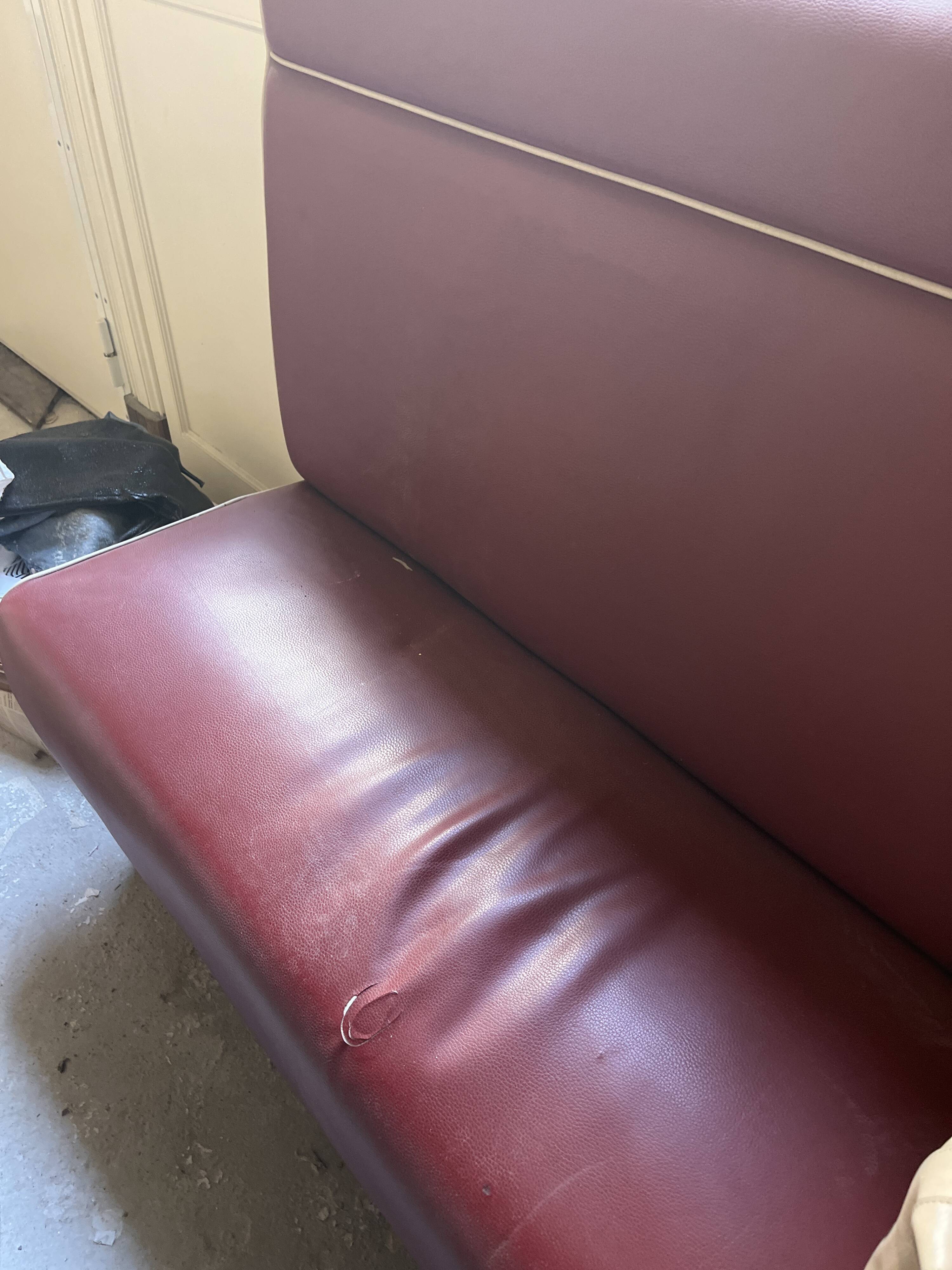 Restaurant-style bench in Bordeaux faux leather.