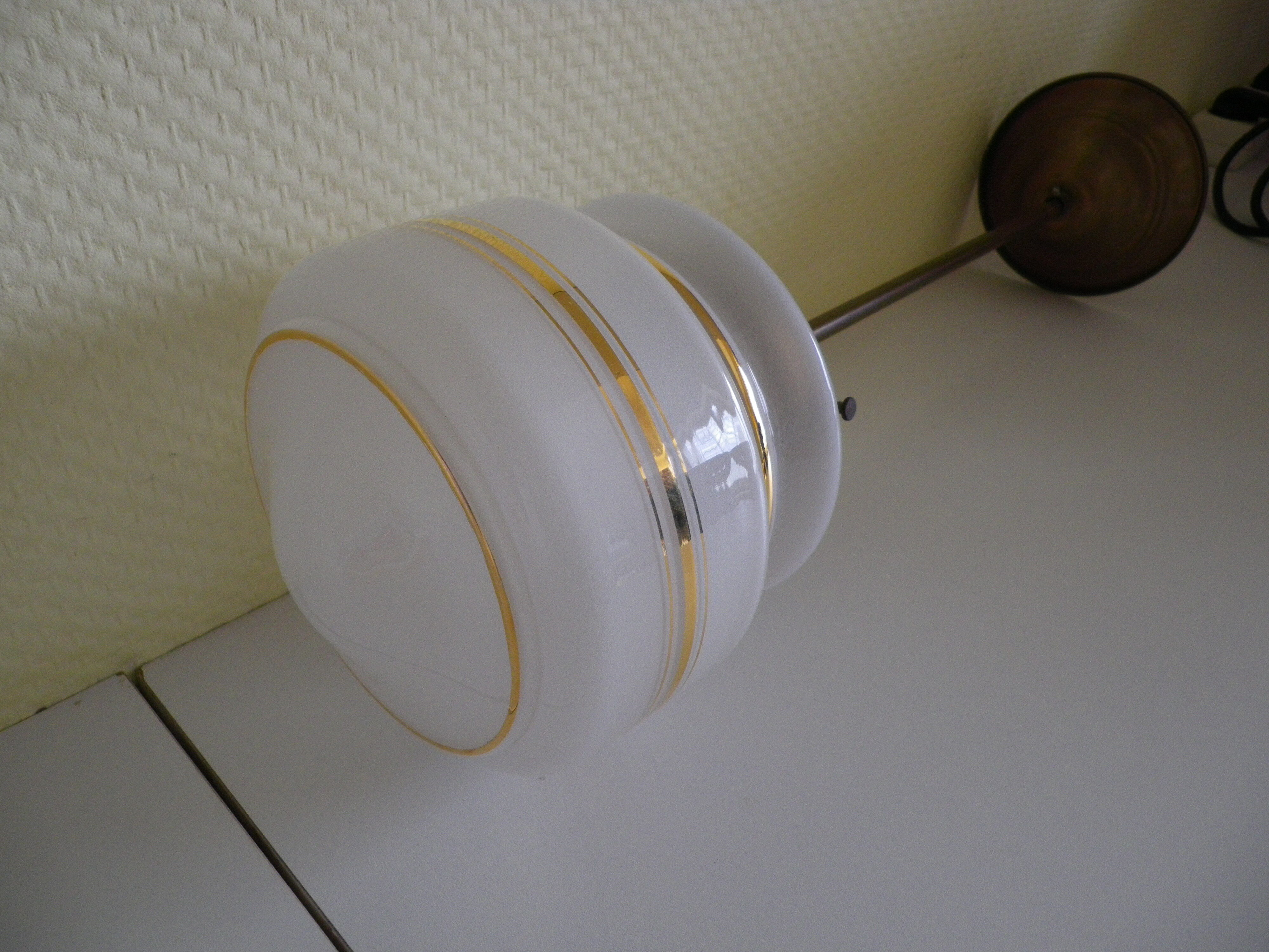 Suspension in brass and opaline country based 1960s/1970s