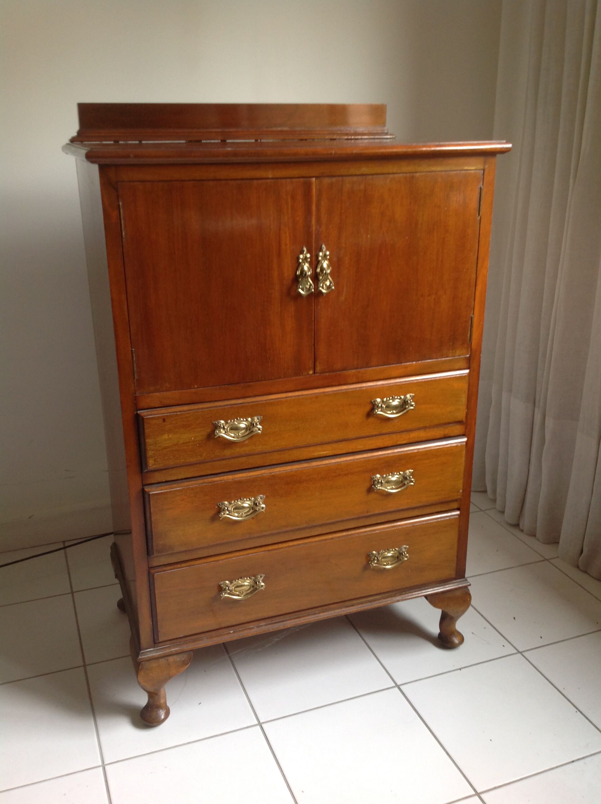 19th-century English side table, varnished mahogany