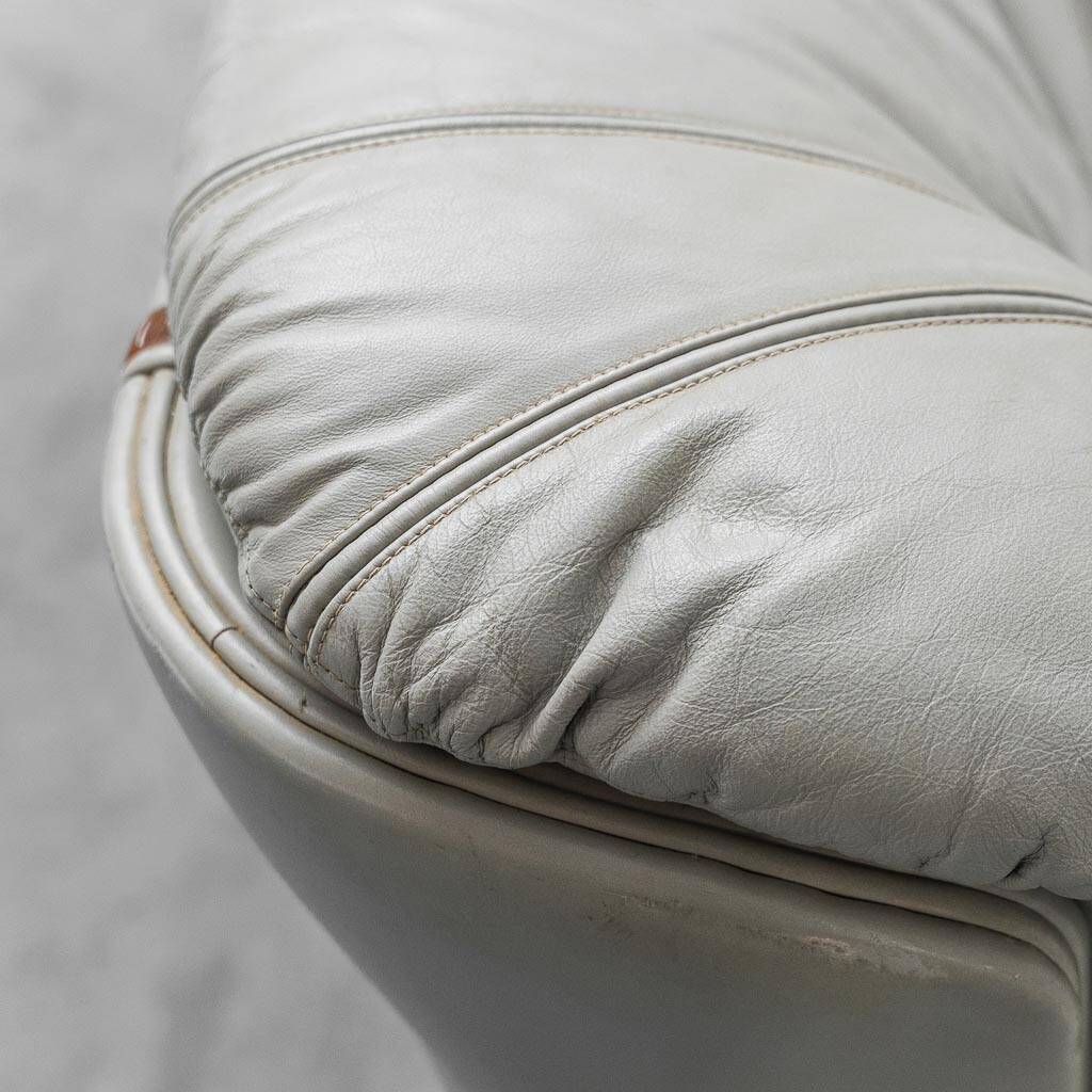 Canapé vintage 3 places en cuir gris et bois, moderniste des années 1950.