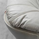 Canapé vintage 3 places en cuir gris et bois, moderniste des années 1950.