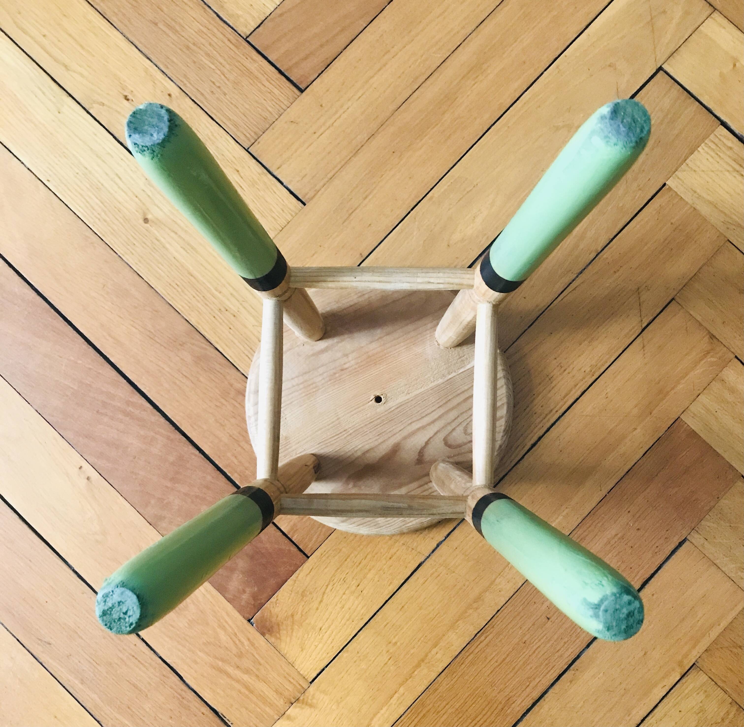 Tabouret bois massif pieds verts et noirs