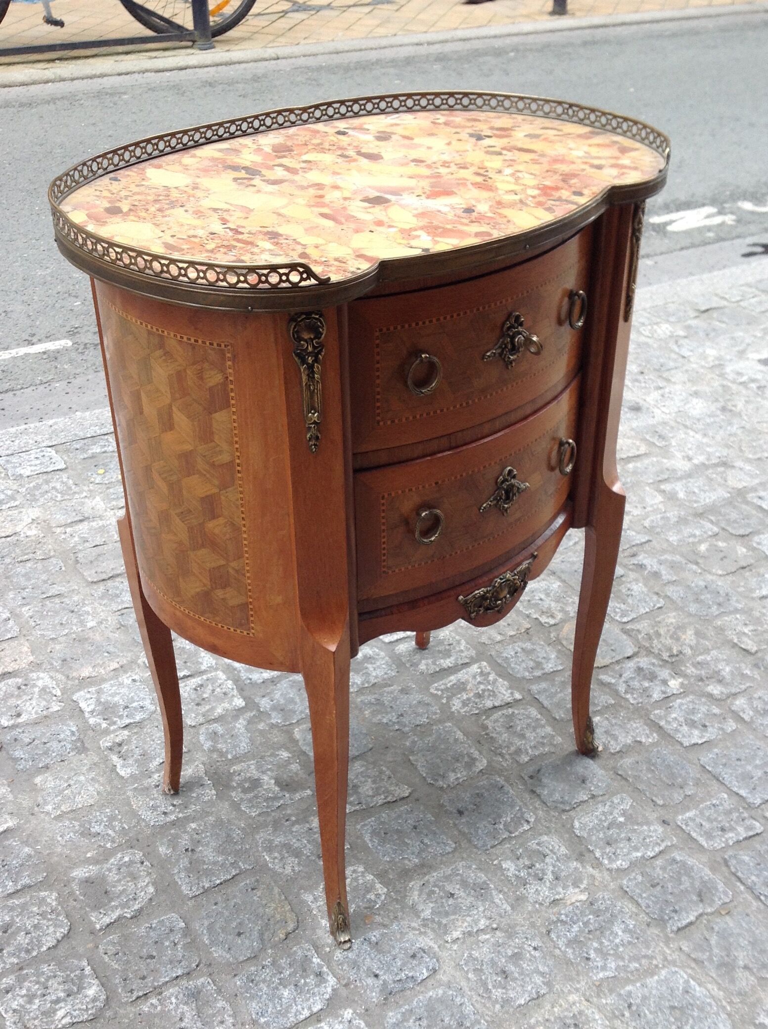Commode rognon en marqueterie