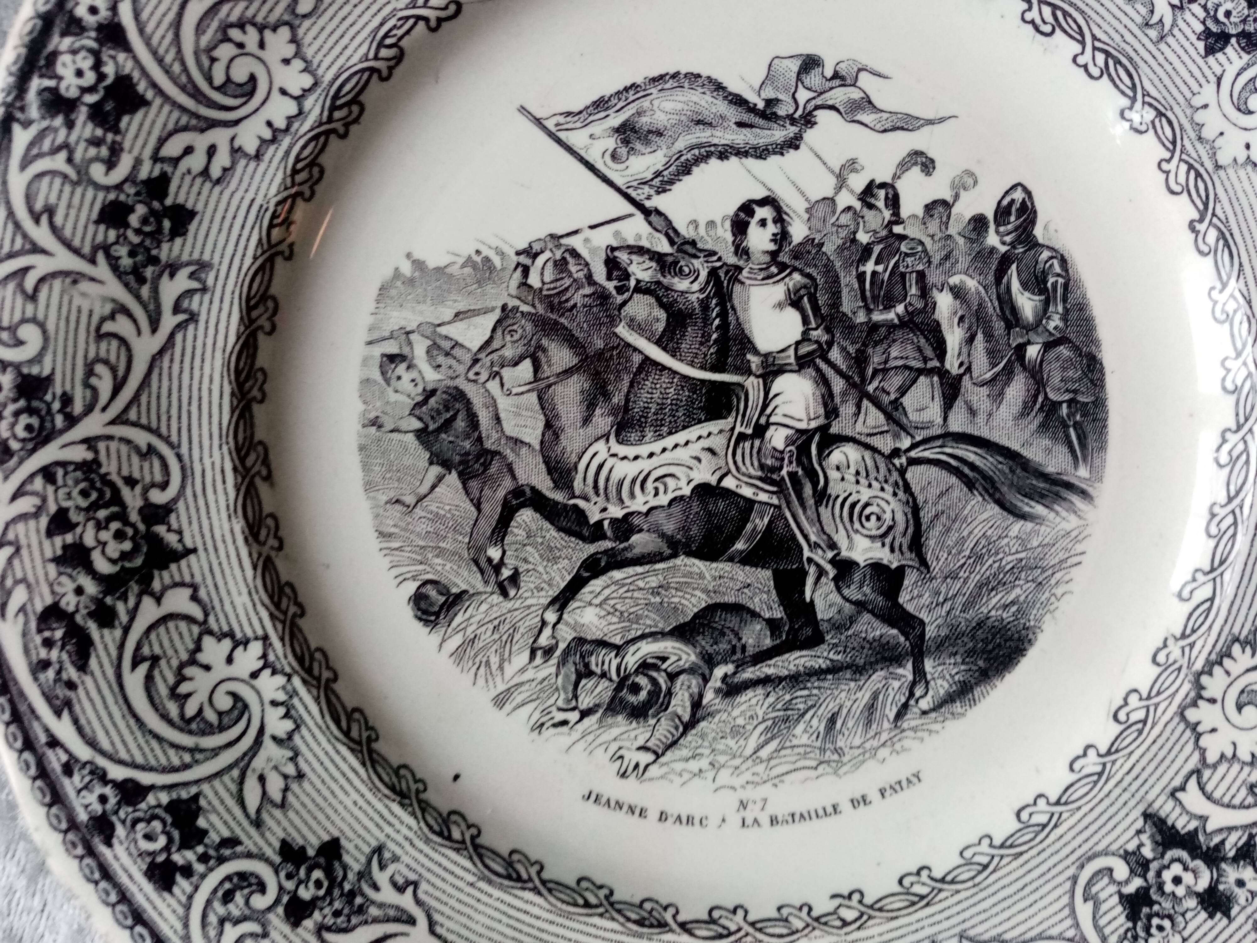 Serie de 6 assiettes a dessert parlante , serie jeanne d'arc , faiencerie de creil montereau