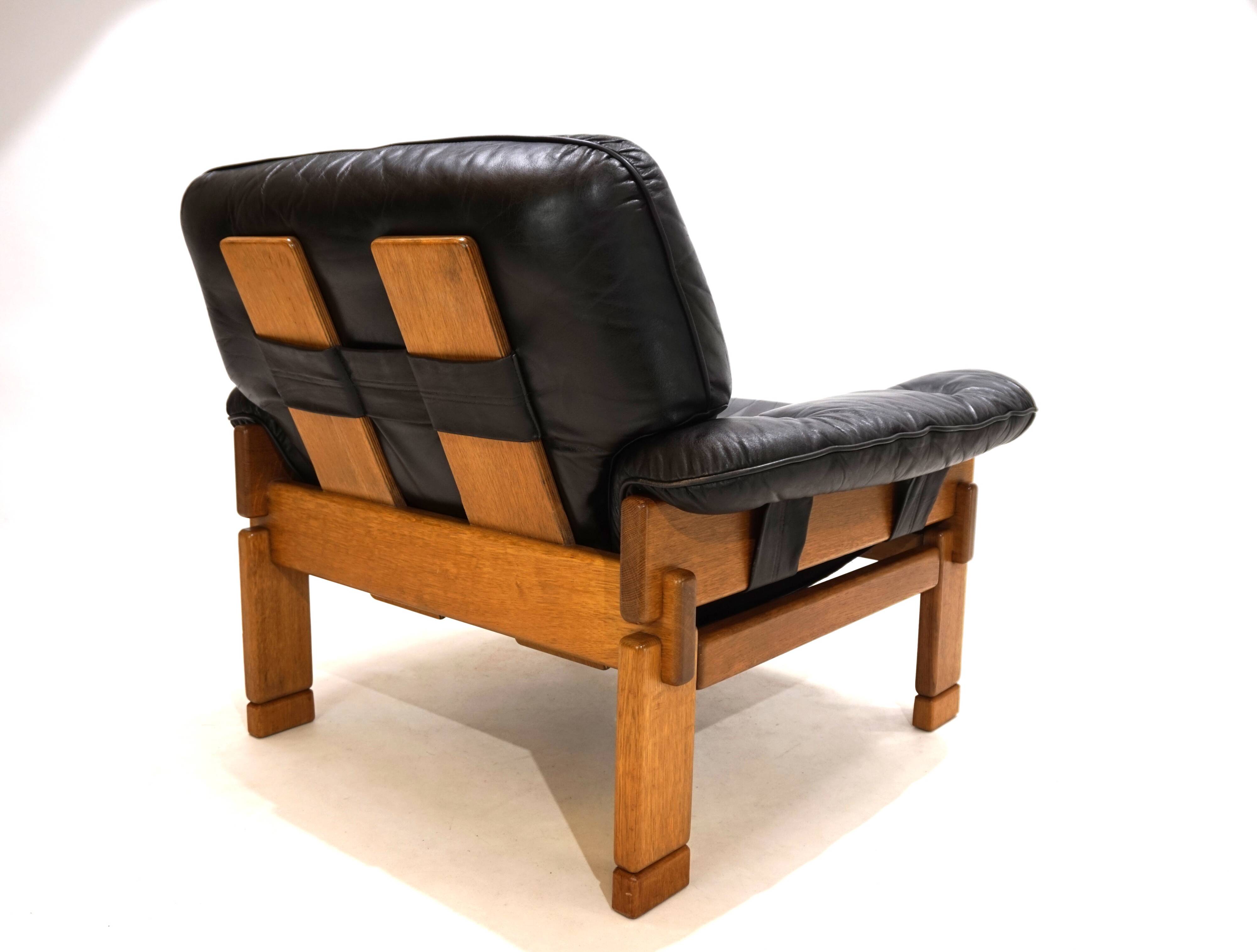 Fauteuil brutaliste cuir et chêne, 1960